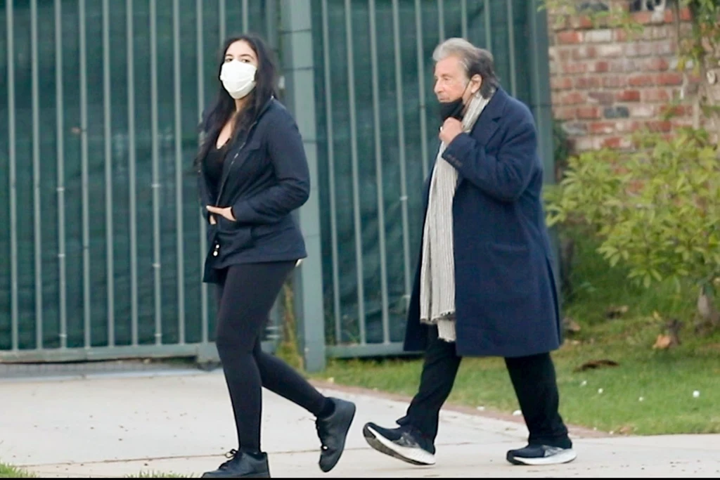 Przez dziesięć lat jego wybranką serca była Lucila Polak, jednak para rozstała się w 2018 roku. Al Pacino nie należy jednak do mężczyzn, którzy narzekają na brak powodzenia u kobiet. Niedawno fotoreporterzy przyłapali gwiazdora na spacerze w towarzystwie pięknej nieznajomej. Wszyscy zastanawiają się, kim może być atrakcyjna kobieta. Przez dziesięć lat jego wybranką serca była Lucila Polak, jednak para rozstała się w 2018 roku. Al Pacino nie należy jednak do mężczyzn, którzy narzekają na brak powodzenia u kobiet. Niedawno fotoreporterzy przyłapali gwiazdora na spacerze w towarzystwie pięknej nieznajomej. Wszyscy zastanawiają się, kim może być atrakcyjna kobieta.