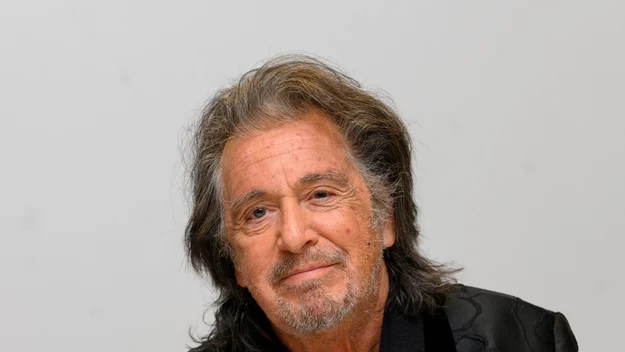 Al Pacino niedawno skończył 80 lat, ale pomimo wieku nadal jest w znakomitej kondycji. Urodził się w rodzinie włoskich imigrantów. W dzieciństwie nie mógł sobie pozwolić na zbyt wiele, bo w jego domu ledwo starczało na najpotrzebniejsze wydatki. 

Chociaż nie było mu łatwo, bo nie miał znanego nazwiska, ani urody Jamesa Deana, osiągnął sukces.  Jego życie odmieniło się po tym, jak trafił do legendarnego studia aktorskiego Lee Strasberga.

Jego najbardziej znane role to oczywiście te, z "Ojca Chrzestnego" i "Zapachu kobiety". Wybitny aktor rok temu zagrał również w dramacie "Irlandczyk".