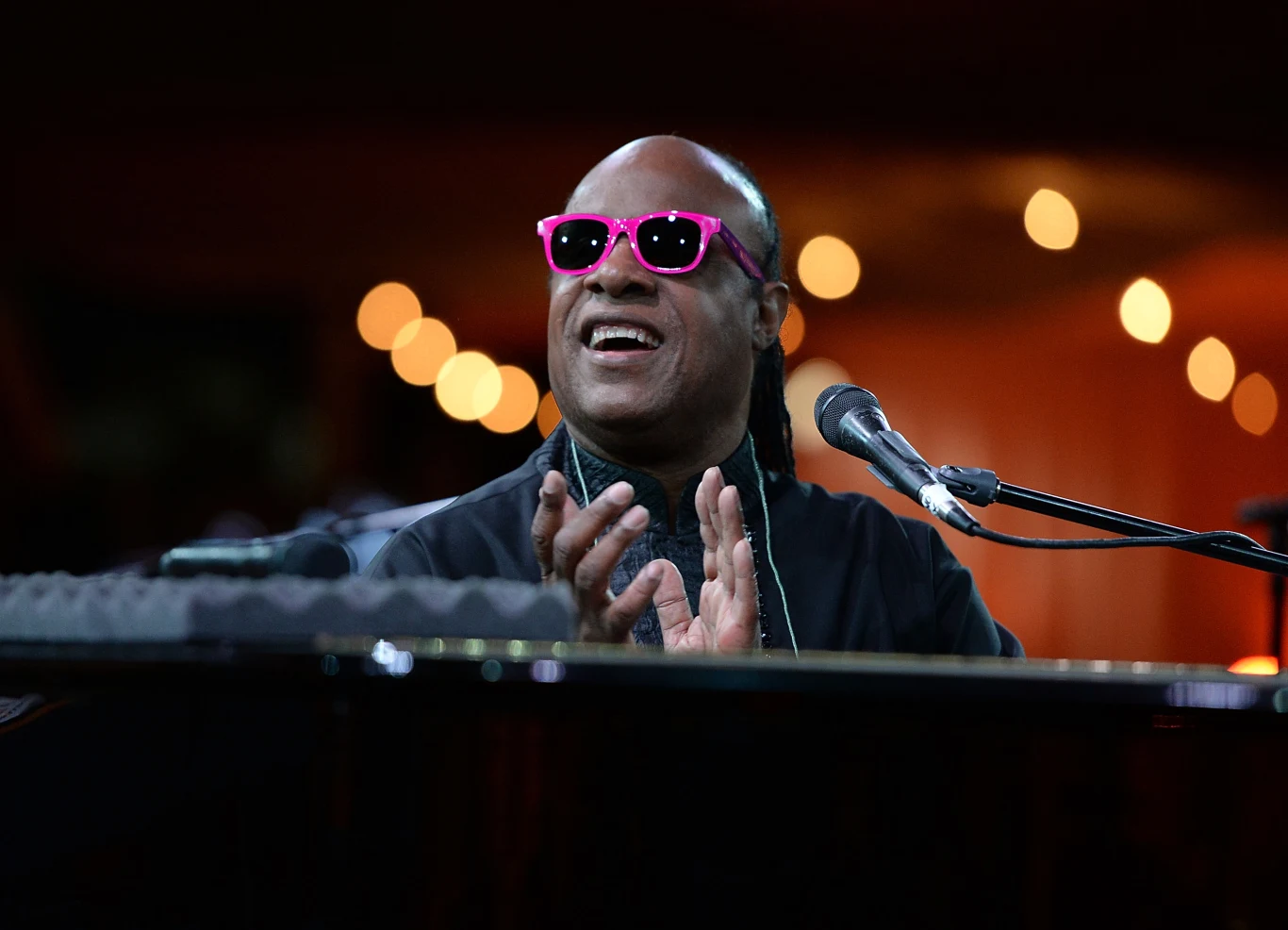 Stevie Wonder, a właściwie Stevland Hardaway Morris, na świat przyszedł w 1950 roku, w Saginaw (Michigan, USA). Urodził się jako wcześniak. Nadmiar tlenu w inkubatorze doprowadził do utraty wzroku. 