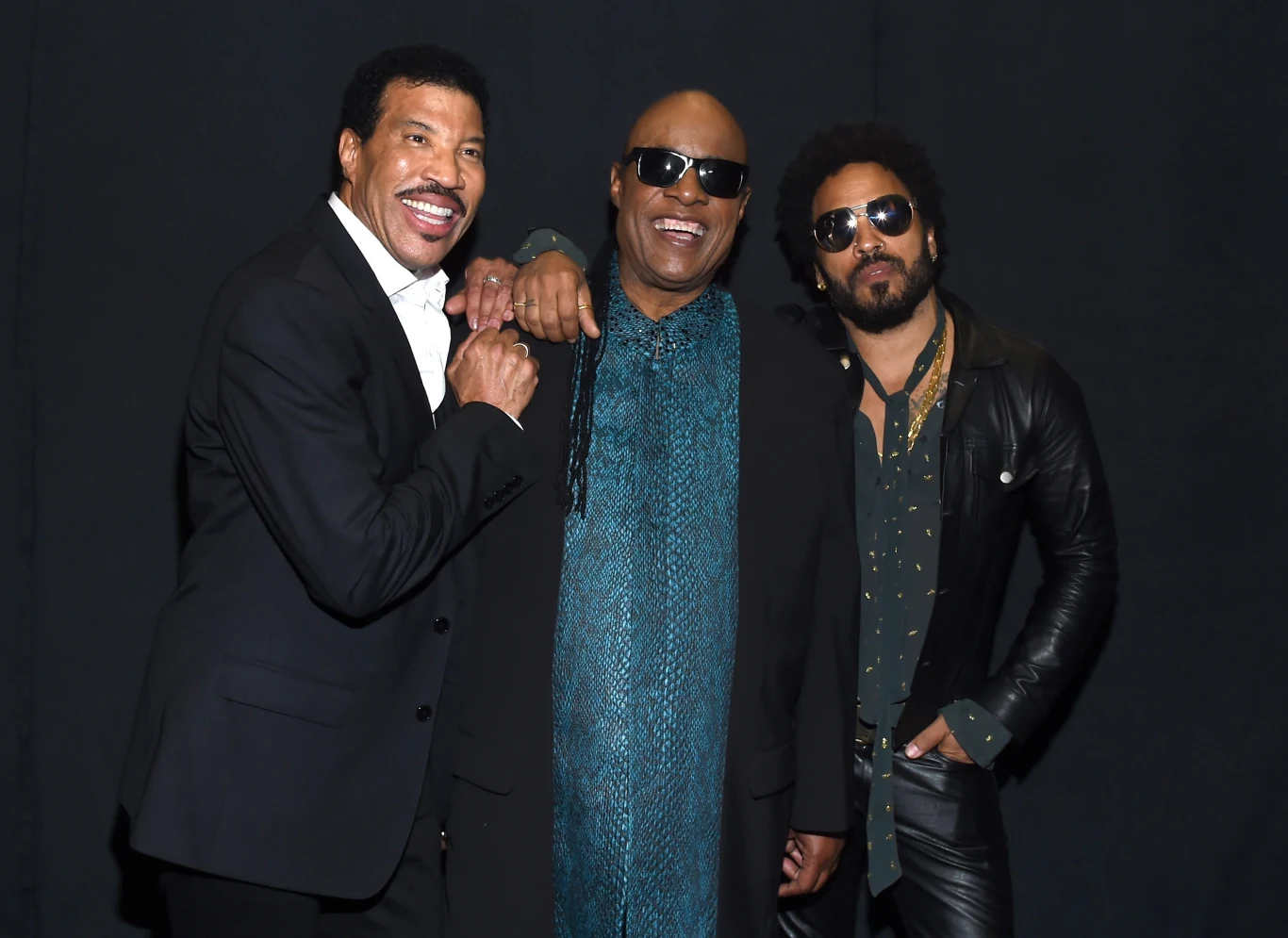 Takie zdanie wyraził też przyjaciel muzyka, Lionel Richie. Potwierdzeniem jego słów ma być sytuacja, o której opowiedział w 2019 roku, w programie Kelly Clarkson. "Całe życie spędziłem z nim, myśląc, że on widzi. Wiem, że widzi" - mówił Richie. "Raz poszedłem do jego domu. Powiedział: 'Chcesz usłyszeć nową piosenkę? Mam ją w samochodzie. Chodź ze mną'" - relacjonuje Richie. Stevie Wonder miał poprosić go, by usiadł na miejscu pasażera, a sam wsiadł za kierownicę. "Włożył taśmę, a potem odwrócił się i zaczął zjeżdżać z podjazdu" - opowiadał dalej piosenkarz. "Krzyknąłem: 'Stevie! Co robisz?'. A on powiedział: 'Ach, mam cię!'". Do tej pory Wonder nie wypowiedział się na temat tych teorii. 