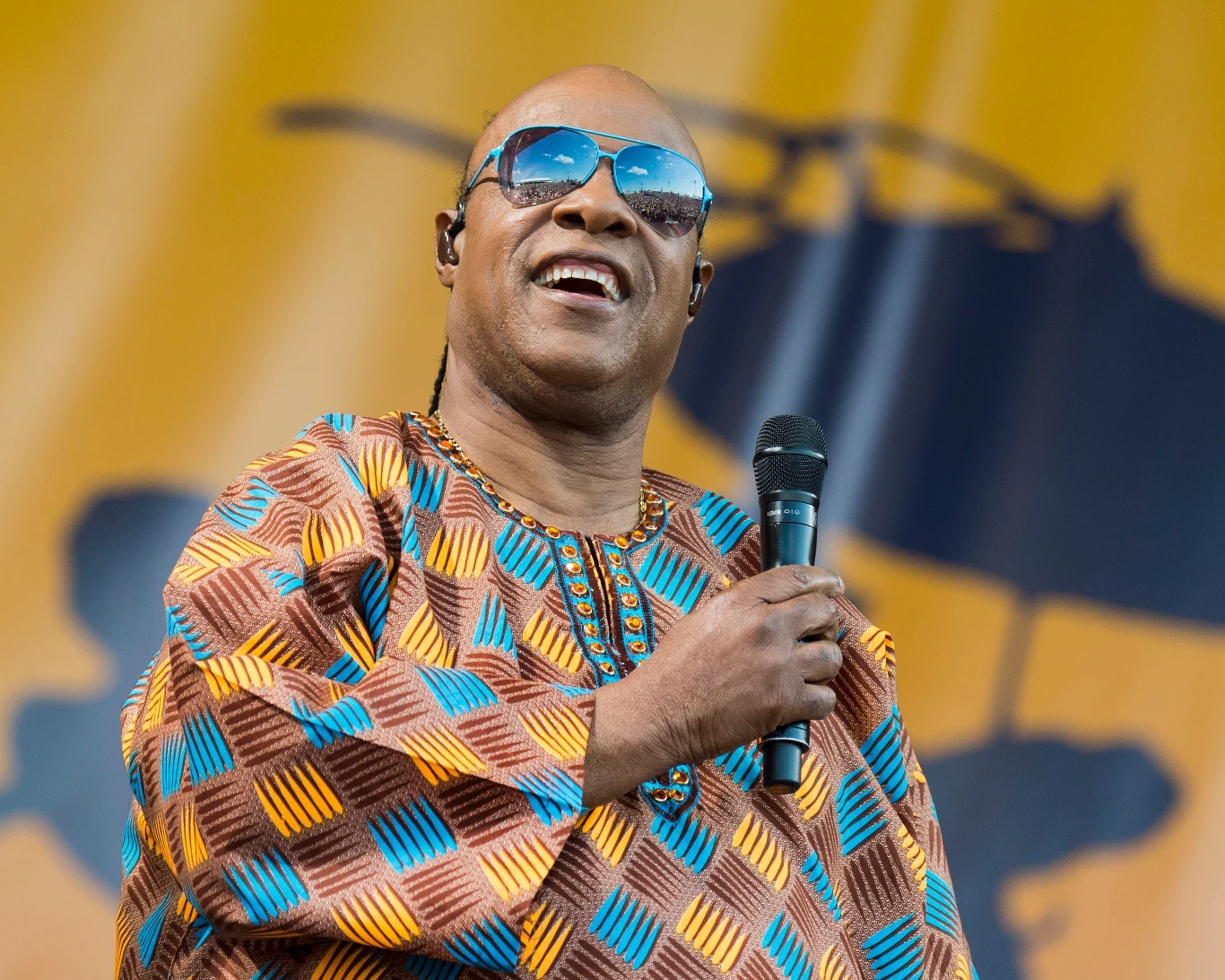 W międzyczasie zaczęły również pojawiać się absurdalne pogłoski, ze Stevie Wonder prowadził autobus, a nawet pilotował samolot. Wonder odpowiedział ironicznie, że pilotował samolot dwukrotnie, a jeden raz nawet wylądował. Sporo dyskusji wzbudził także występ z programu Oprah, kiedy to Wonder objął Jake'a Simpsona, mimo że też nie mógł wiedzieć, gdzie ten się znajduje (internauci nie dopuszczali do wiadomości, że Wonder po prostu mógł zorientować się, gdzie stoi wokalista). 