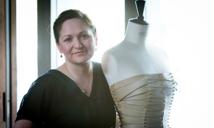 Miękka, naturalna skóra to jeden z podstawowych elementów wyposażenia dobrego samochodu klasy premium. By pokazać, jak dobry materiał znalazł się we wnętrzu hatchbacka CT, Lexus nawiązał współpracę z projektantką Úną Burke. Doświadczona i wielokrotnie nagradzana artystka stworzyła nietypową, skórzaną sukienkę dokładnie z tej samej skóry, którą wykończono wnętrze hybrydowego hatchbacka. Miękka, naturalna skóra to jeden z podstawowych elementów wyposażenia dobrego samochodu klasy premium. By pokazać, jak dobry materiał znalazł się we wnętrzu hatchbacka CT, Lexus nawiązał współpracę z projektantką Úną Burke. Doświadczona i wielokrotnie nagradzana artystka stworzyła nietypową, skórzaną sukienkę dokładnie z tej samej skóry, którą wykończono wnętrze hybrydowego hatchbacka.