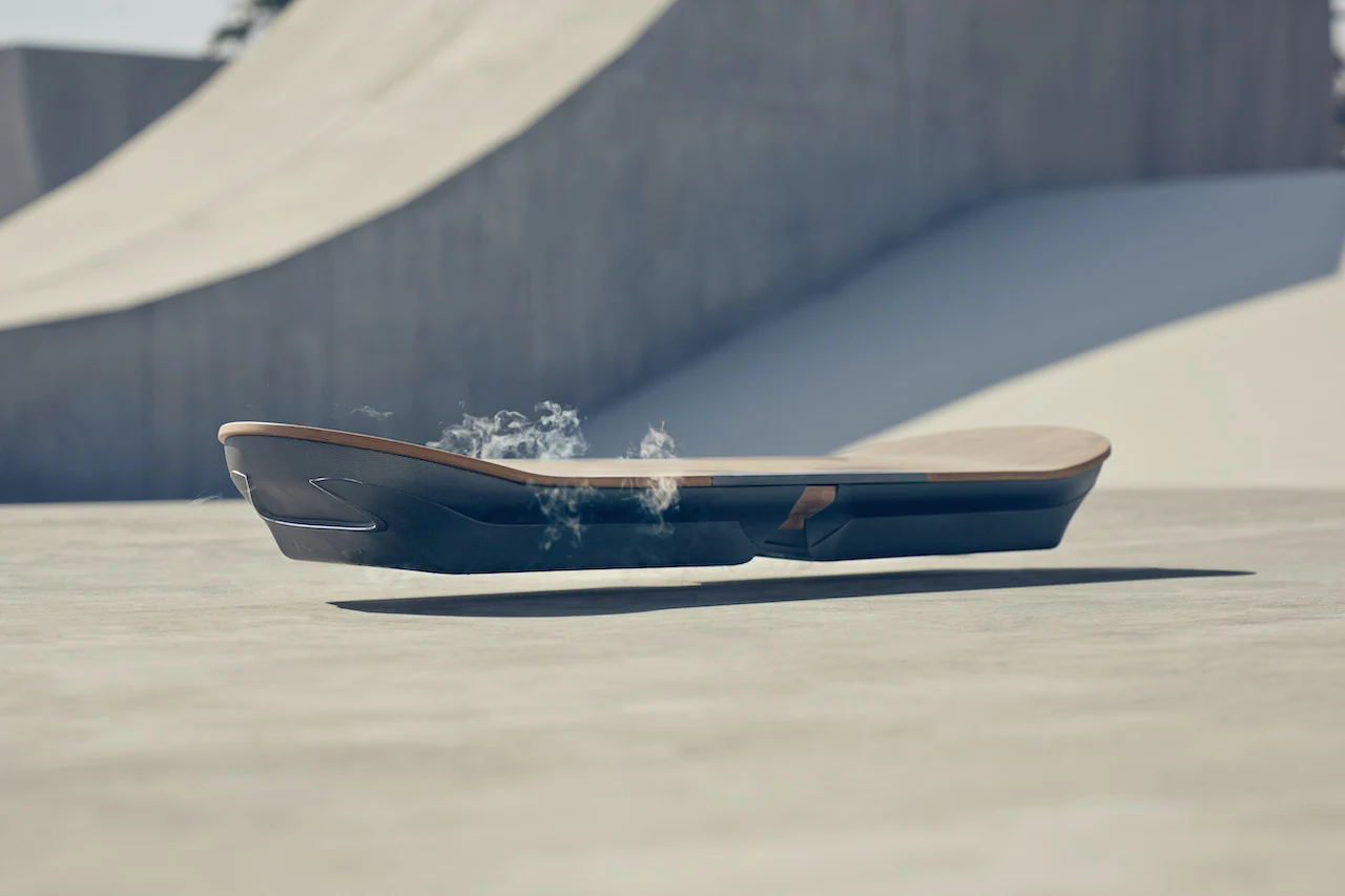 Deskorolka, która zamiast spoczywać na kołach unosi się nad powierzchnią ziemi, to pomysł wielu twórców z gatunku science fiction i marzenie niejednego nastolatka. Lexusowi udało się je urzeczywistnić. W 2015 roku japońska marka pokazała światu projekt o nazwie Hoverboard, czyli niezwykłą, lewitującą deskorolkę. Ta unosiła się w powietrzu dzięki chłodzonym azotem nadprzewodnikom i stałym magnesom. Lexus zaprezentował ją w klipie nakręconym w specjalnie przygotowanym skateparku w Barcelonie. Deskorolka, która zamiast spoczywać na kołach unosi się nad powierzchnią ziemi, to pomysł wielu twórców z gatunku science fiction i marzenie niejednego nastolatka. Lexusowi udało się je urzeczywistnić. W 2015 roku japońska marka pokazała światu projekt o nazwie Hoverboard, czyli niezwykłą, lewitującą deskorolkę. Ta unosiła się w powietrzu dzięki chłodzonym azotem nadprzewodnikom i stałym magnesom. Lexus zaprezentował ją w klipie nakręconym w specjalnie przygotowanym skateparku w Barcelonie.