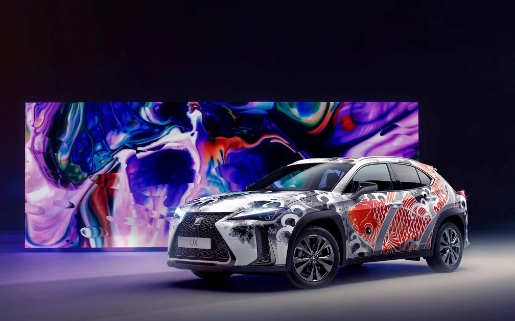 Po stworzeniu samochodu z kartonu oraz egzemplarza pokrytego diodami LED, Lexus wpadł na kolejny nietypowy pomysł. Na początku 2020 roku marka pokazała pierwszy w historii samochód z… tatuażem. Projekt zrealizowała Claudia De Sabe, słynna brytyjska tatuażystka. Najpierw zdarła lakier z wybranych obszarów nadwozia, a następnie pokryła samochód grafiką nawiązującą do japońskiej kultury. Efektem jej pracy jest Lexus UX z ogromnym karpiem koi na boku. Po stworzeniu samochodu z kartonu oraz egzemplarza pokrytego diodami LED, Lexus wpadł na kolejny nietypowy pomysł. Na początku 2020 roku marka pokazała pierwszy w historii samochód z… tatuażem. Projekt zrealizowała Claudia De Sabe, słynna brytyjska tatuażystka. Najpierw zdarła lakier z wybranych obszarów nadwozia, a następnie pokryła samochód grafiką nawiązującą do japońskiej kultury. Efektem jej pracy jest Lexus UX z ogromnym karpiem koi na boku.