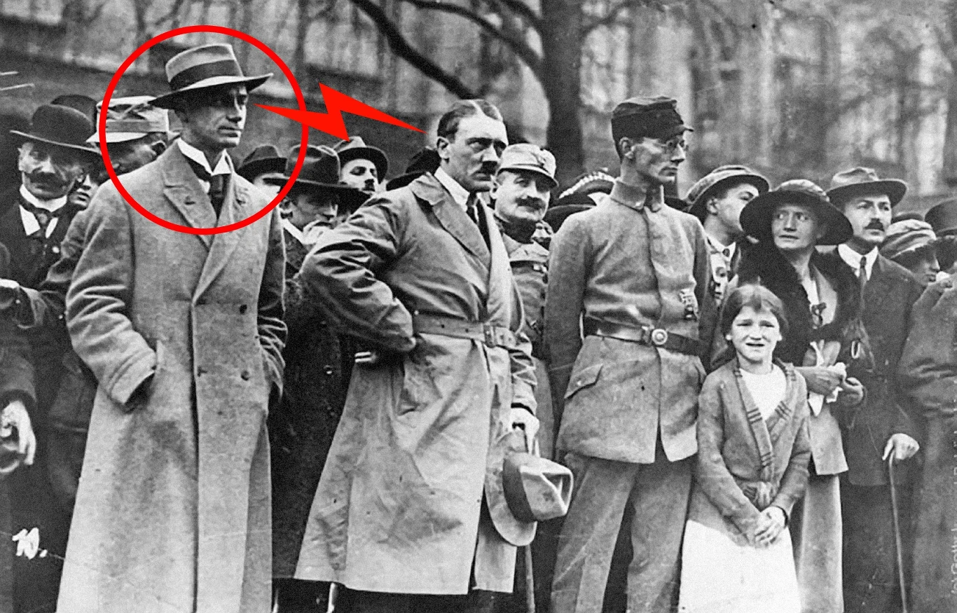 Alfred Rosenberg (z lewej) i Adolf Hitler podczas puczu monachijskiego z 1923 roku Alfred Rosenberg (z lewej) i Adolf Hitler podczas puczu monachijskiego z 1923 roku