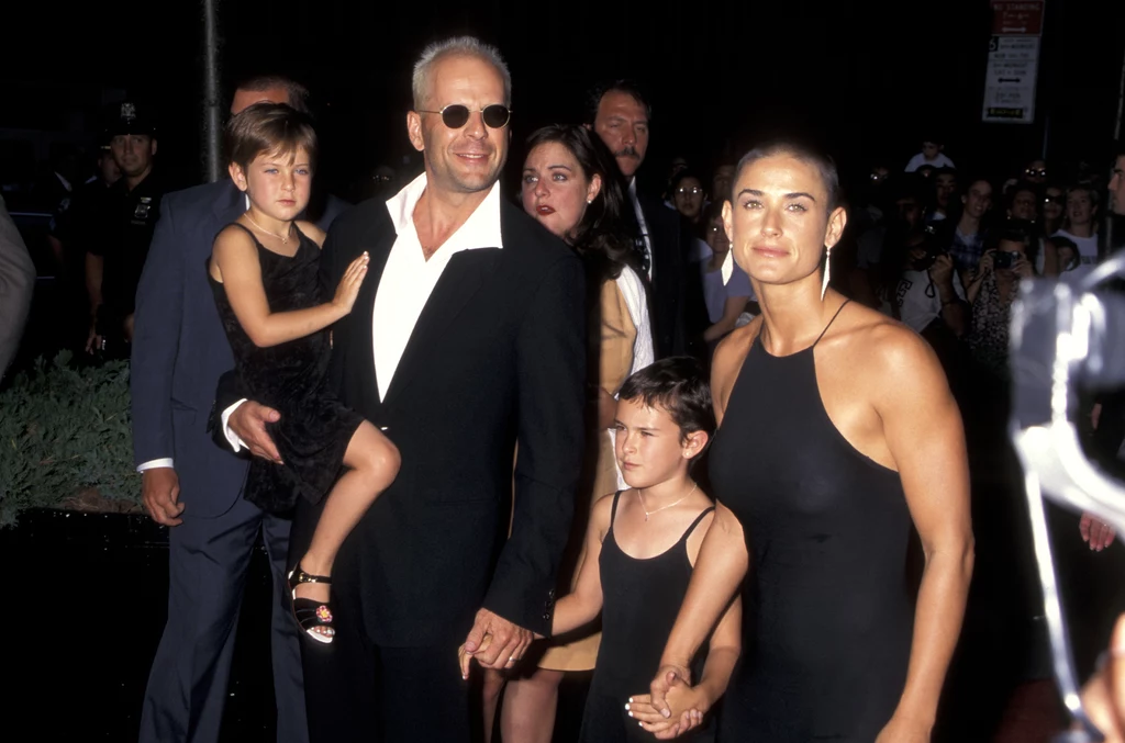 Aktorska para doczekała się trzech córek: Rumer, Scout i Tallulah. W 1997 roku Demi Moore zaskoczyła wszystkich, kiedy ogoliła głowę do filmu ''G.I. Jane''. Aktorska para doczekała się trzech córek: Rumer, Scout i Tallulah. W 1997 roku Demi Moore zaskoczyła wszystkich, kiedy ogoliła głowę do filmu ''G.I. Jane''.