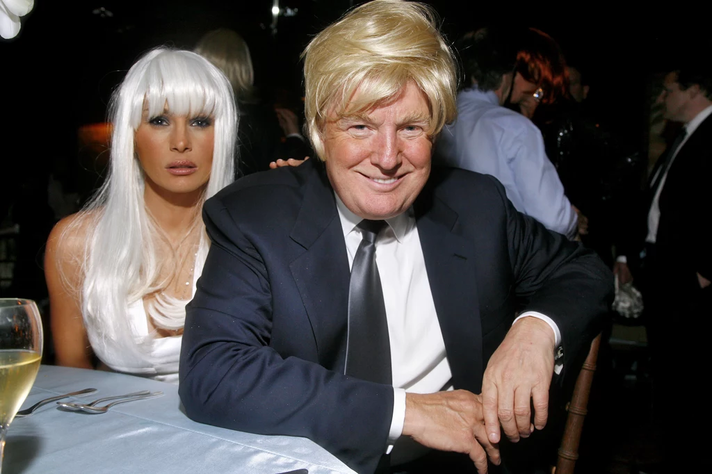 Był rok 1998. Sesja w helikopterze należącym do Donalda Trumpa, potem Tydzień Mody to wystarczyło, aby zaiskrzyło między słoweńską pięknością i milionerem z USA. Choć w środowisku nie brakowało wrogich komentarzy para w 2005 roku, stanęła na ślubnym kobiercu. Fot. Melania i Donald Trump 2007 Był rok 1998. Sesja w helikopterze należącym do Donalda Trumpa, potem Tydzień Mody to wystarczyło, aby zaiskrzyło między słoweńską pięknością i milionerem z USA. Choć w środowisku nie brakowało wrogich komentarzy para w 2005 roku, stanęła na ślubnym kobiercu. Fot. Melania i Donald Trump 2007