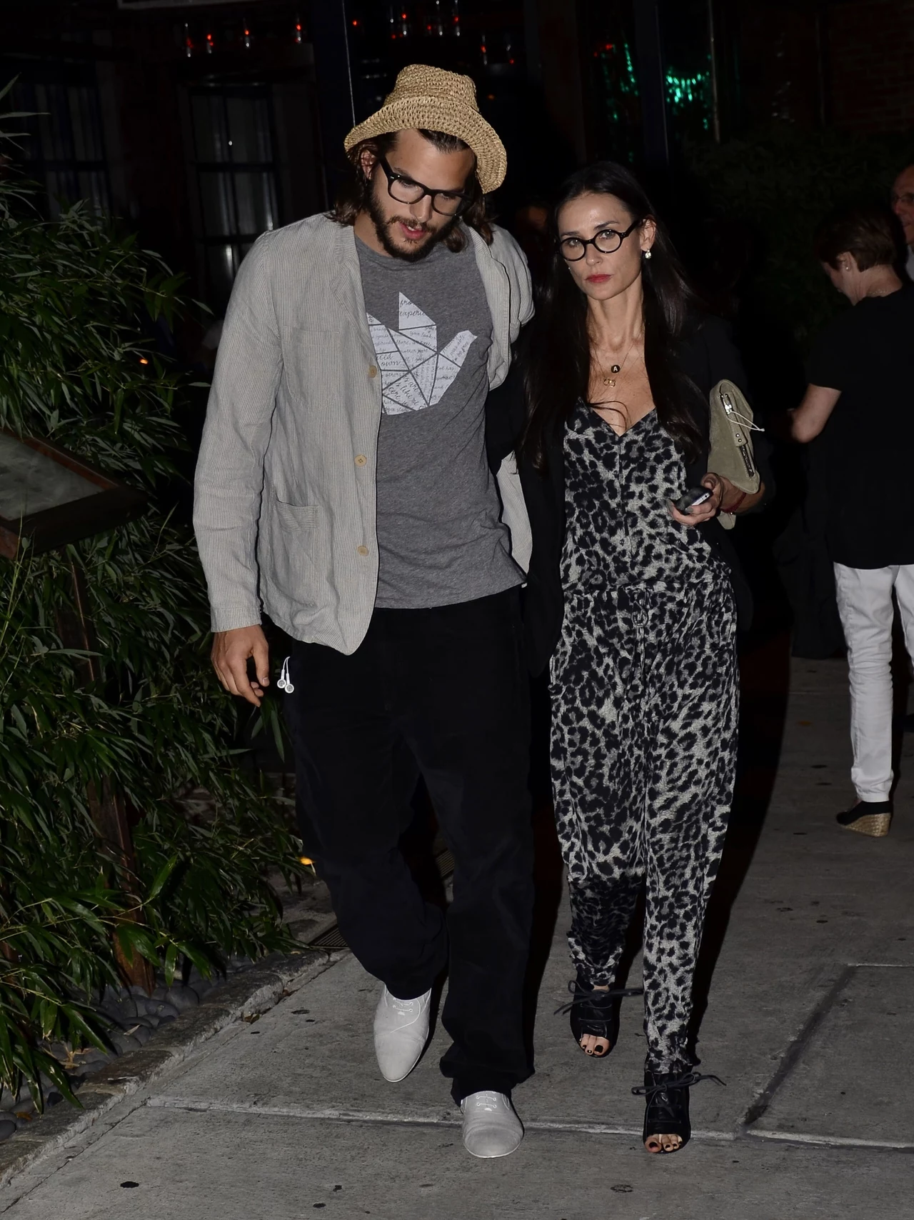 Wydawałoby się, że obie pary ułożyły sobie spokojne życie. Jednak na małżeństwo Demi Moore i Ashtona Kutchera padł cień. Na łamach gazet aktor został oskarżony przez rzekomą kochankę o zdradę. Para zdecydowała się na separację, a w 2013 roku zakończyła małżeństwo. W 2019 roku światło dzienne ujrzała autobiografia Demi Moore, w której ujawniła, że była zdradzana przez młodszego męża. W trakcie małżeństwa kobieta poroniła ciąże w szóstym miesiącu i wpadła w nałóg alkoholowy oraz zaczęła brać narkotyki. Wydawałoby się, że obie pary ułożyły sobie spokojne życie. Jednak na małżeństwo Demi Moore i Ashtona Kutchera padł cień. Na łamach gazet aktor został oskarżony przez rzekomą kochankę o zdradę. Para zdecydowała się na separację, a w 2013 roku zakończyła małżeństwo. W 2019 roku światło dzienne ujrzała autobiografia Demi Moore, w której ujawniła, że była zdradzana przez młodszego męża. W trakcie małżeństwa kobieta poroniła ciąże w szóstym miesiącu i wpadła w nałóg alkoholowy oraz zaczęła brać narkotyki.