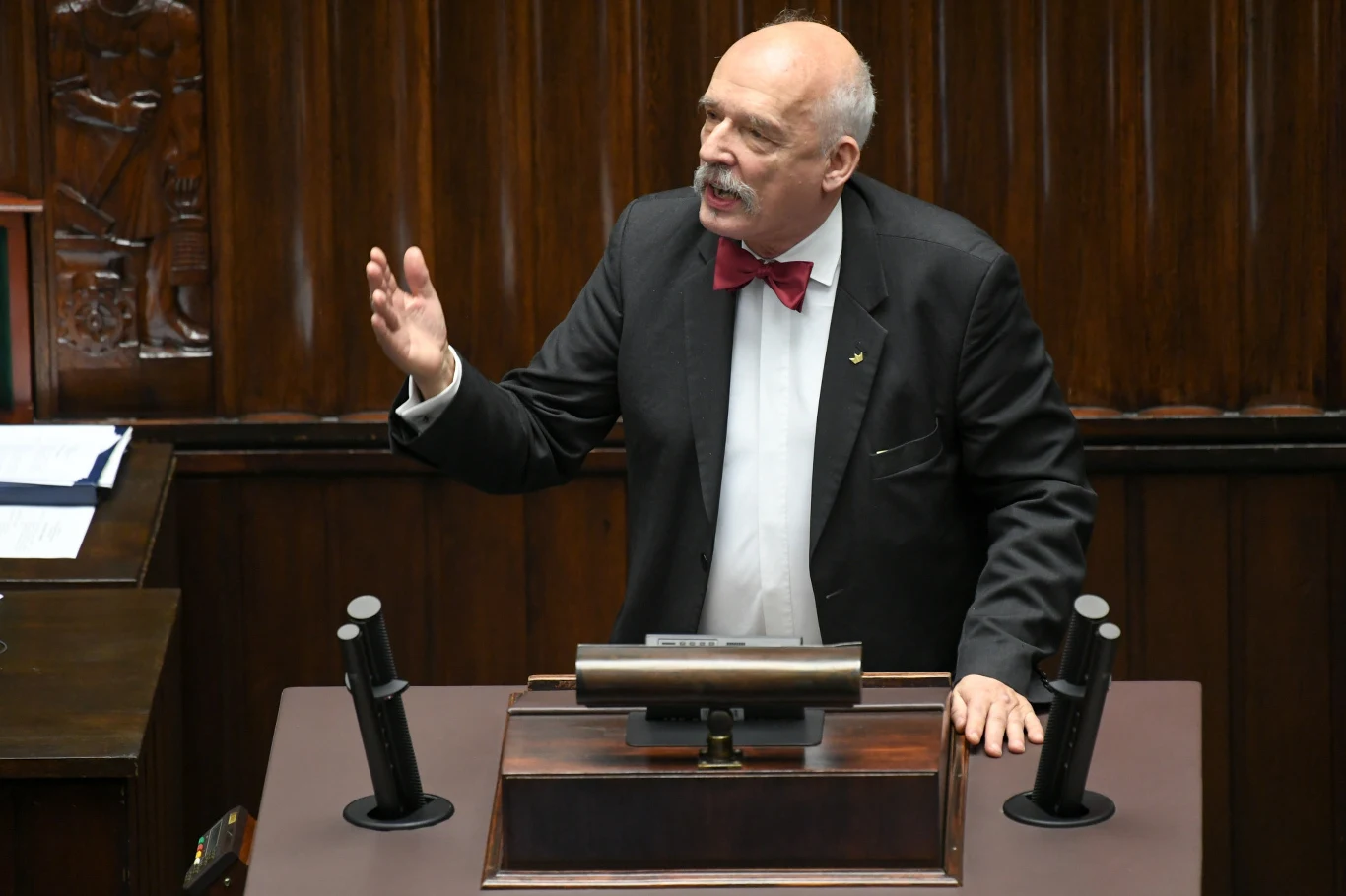 Janusz Korwin-Mikke będzie miał problemy przez #Hot16Challenge2 Janusz Korwin-Mikke będzie miał problemy przez #Hot16Challenge2