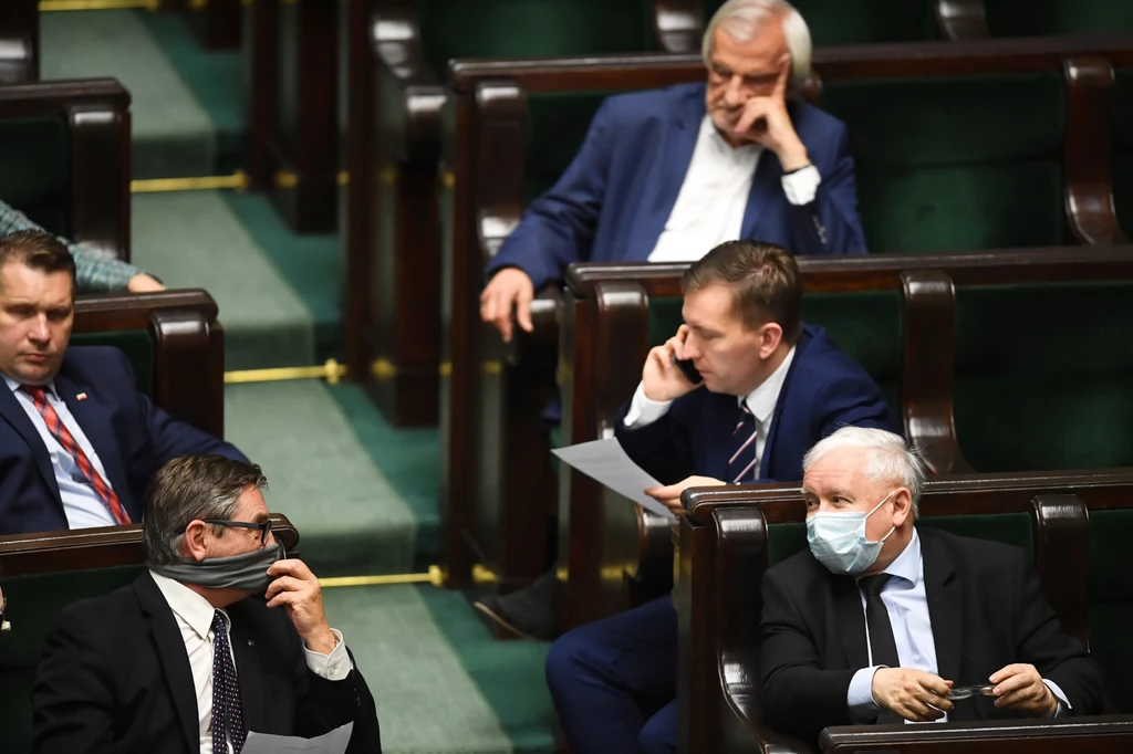 Politycy PiS w Sejmie podczas dodatkowego posiedzenia izby niższej 12.05.2020 Politycy PiS w Sejmie podczas dodatkowego posiedzenia izby niższej 12.05.2020