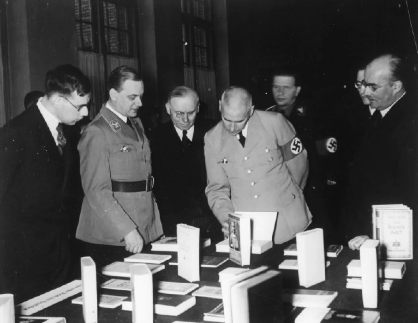 Wydana przez Rosenberga książka dopiero po przejęciu władzy przez Hitlera, stała się bestsellerem Wydana przez Rosenberga książka dopiero po przejęciu władzy przez Hitlera, stała się bestsellerem