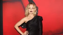 Mena Suvari w bardzo ciekawy sposób wybiera nowe role w filmach. Aktorka została wybrana przez "Entertainment Weekly" najbardziej „patriotyczną” artystką 2000 roku. 

Powód był prosty. Trzy kolejne produkcje, w których brała udział, zawierały słowo: „American” w tytułach. Były to: "American Pie", "American Beauty" i "American Virgin". 