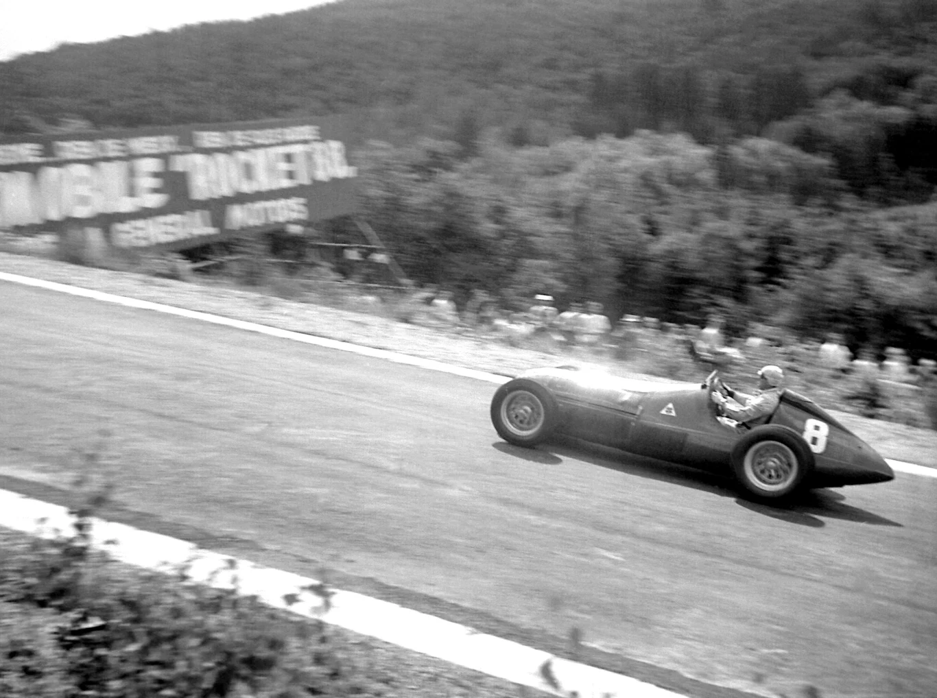 Giuseppe Farina w niepokonanej wówczas Alfie Romeo 158 na słynnym szybkim zakręcie Eau Rouge na belgijskim torze Spa Giuseppe Farina w niepokonanej wówczas Alfie Romeo 158 na słynnym szybkim zakręcie Eau Rouge na belgijskim torze Spa
