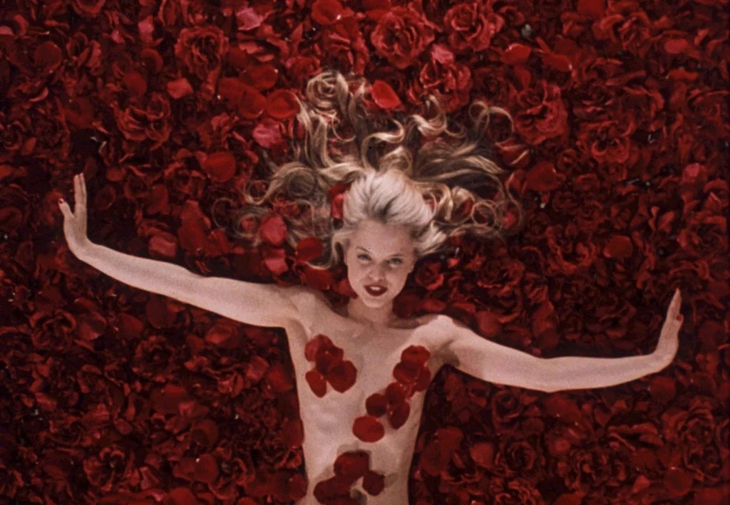 Mena Suvari pojawiła się później w popularnej komedii "American Pie". Inne ważne filmy, w których można było ją zobaczyć to: "Slums of Beverly Hills", "Loser" (2000), "Stuck" oraz "You May Not Kiss the Bride". Nie da się jednak ukryć, że rolą jej życia była ta z "American Beauty". Scena, w której aktorka leży nago okryta jedynie płatkami róż, stała się już niemal kultowa. Doceniono też jej subtelną urodę. W wielu czasopismach pojawiała się w rankingach najpiękniejszych kobiet świata. Uwzględniona została między innymi na liście „Hot 100 of 2005” magazynu Maxim. Mena Suvari pojawiła się później w popularnej komedii "American Pie". Inne ważne filmy, w których można było ją zobaczyć to: "Slums of Beverly Hills", "Loser" (2000), "Stuck" oraz "You May Not Kiss the Bride". Nie da się jednak ukryć, że rolą jej życia była ta z "American Beauty". Scena, w której aktorka leży nago okryta jedynie płatkami róż, stała się już niemal kultowa. Doceniono też jej subtelną urodę. W wielu czasopismach pojawiała się w rankingach najpiękniejszych kobiet świata. Uwzględniona została między innymi na liście „Hot 100 of 2005” magazynu Maxim.