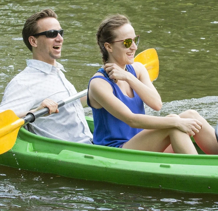 Paparazzi spotkali ostatnio świeżo upieczonych małżonków na kajakach. Fot. Super Express