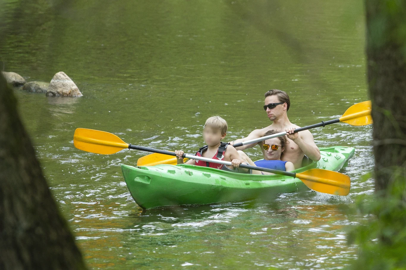 Krzysiek poczuł się na tyle swobodnie, że w pewnym momencie zrzucił garderobę, prezentując umięśniony tors. Fot. Super Express