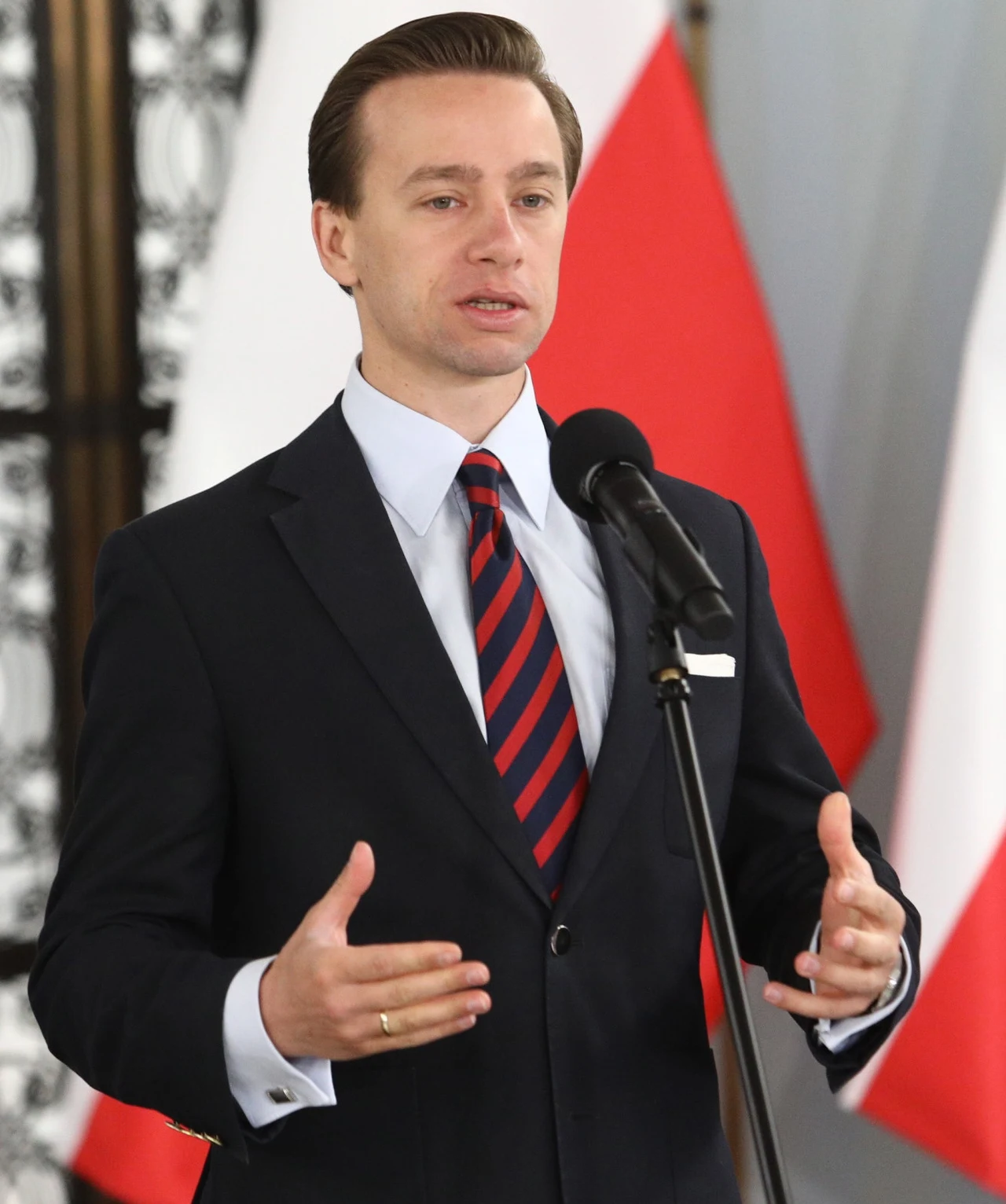 Stojący na czele Konfederacji 37-letni Krzysztof Bosak ubiega się o urząd prezydenta Polski. Jest absolwentem kursu dziennikarskiego w Wyższej Szkole Kultury Społecznej i Medialnej w Toruniu (uczelnia o. Tadeusza Rydzyka). Mimo że studiów wyższych nie ukończył, udało mu się wkręcić do polityki. Stojący na czele Konfederacji 37-letni Krzysztof Bosak ubiega się o urząd prezydenta Polski. Jest absolwentem kursu dziennikarskiego w Wyższej Szkole Kultury Społecznej i Medialnej w Toruniu (uczelnia o. Tadeusza Rydzyka). Mimo że studiów wyższych nie ukończył, udało mu się wkręcić do polityki.