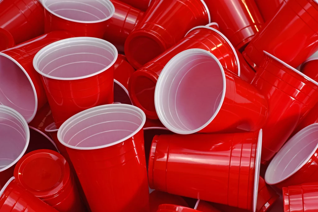 Linie na plastikowych kubkach Dlaczego plastikowe kubki nie są z zewnątrz gładkie, tylko są naznaczone liniami? W zamyśle producentów te jednorazowe pojemniki powinny być przede wszystkim uniwersalne. Wytłoczone na nich linie to nic innego, jak miarki na różnego rodzaju alkohole. Górna linia odmierza piwo, środkowa to odpowiednik kieliszka wina. Natomiast dolna linia mieści idealną porcję mocniejszych trunków. Linie na plastikowych kubkach Dlaczego plastikowe kubki nie są z zewnątrz gładkie, tylko są naznaczone liniami? W zamyśle producentów te jednorazowe pojemniki powinny być przede wszystkim uniwersalne. Wytłoczone na nich linie to nic innego, jak miarki na różnego rodzaju alkohole. Górna linia odmierza piwo, środkowa to odpowiednik kieliszka wina. Natomiast dolna linia mieści idealną porcję mocniejszych trunków.