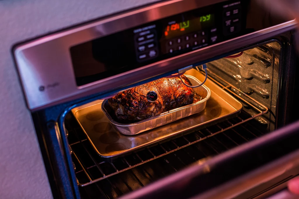 Szafka pod piekarnikiem Czy w waszych domach szafka pod piekarnikiem także pełni funkcję kolejnego miejsca do przechowywania przyrządów kuchennych lub instrukcji gwarancyjnych? Wiele osób właśnie tak wykorzystuje tę przestrzeń, choć w pierwotnym zamyśle szafce przyświecał inny cel. Szuflada powstała z myślą o tym, aby podtrzymywać ciepło przygotowywanych w piekarniku potraw. Gdy już upieczecie smaczne dania, ale nie chcecie ich jeszcze podawać na stół, powinniście schować je właśnie tam. Jedzenie pozostanie ciepłe i na pewno się nie wysuszy. Szafka pod piekarnikiem Czy w waszych domach szafka pod piekarnikiem także pełni funkcję kolejnego miejsca do przechowywania przyrządów kuchennych lub instrukcji gwarancyjnych? Wiele osób właśnie tak wykorzystuje tę przestrzeń, choć w pierwotnym zamyśle szafce przyświecał inny cel. Szuflada powstała z myślą o tym, aby podtrzymywać ciepło przygotowywanych w piekarniku potraw. Gdy już upieczecie smaczne dania, ale nie chcecie ich jeszcze podawać na stół, powinniście schować je właśnie tam. Jedzenie pozostanie ciepłe i na pewno się nie wysuszy.