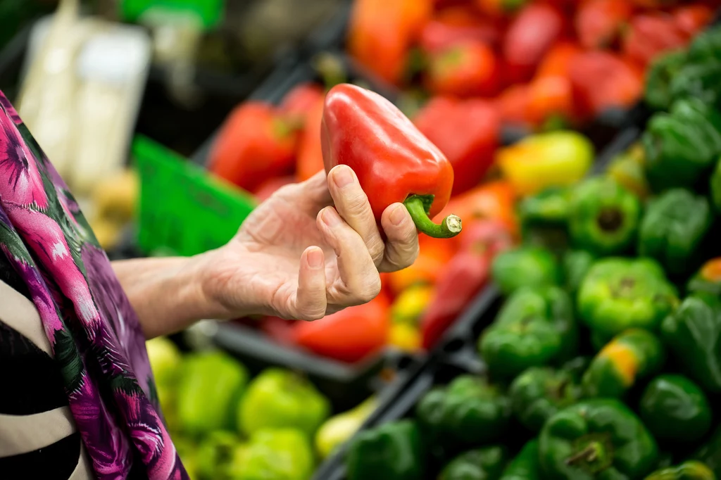 Kod PLU na owocach Na owocach i warzywach, które kupujemy w supermarketach, znajdują się naklejki. Oprócz nazwy producenta można na nich znaleźć tajemniczy kod. PLU (ang. Price look-up), bo tak się nazywa, ułatwia identyfikację danego produktu, czyli informuje nas o producencie, kraju pochodzenia, rodzaju oraz rozmiarze. Kody nadawane są przez Międzynarodową Federację ds. Standardów Produktu. Kod PLU na owocach Na owocach i warzywach, które kupujemy w supermarketach, znajdują się naklejki. Oprócz nazwy producenta można na nich znaleźć tajemniczy kod. PLU (ang. Price look-up), bo tak się nazywa, ułatwia identyfikację danego produktu, czyli informuje nas o producencie, kraju pochodzenia, rodzaju oraz rozmiarze. Kody nadawane są przez Międzynarodową Federację ds. Standardów Produktu.
