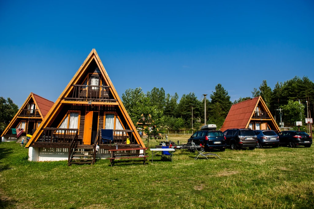 Na zdjęciu: Domki letniskowe na kampingu PTTK nad jeziorem Jelenim