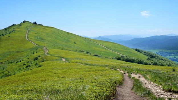 Bieszczady stanowią część Beskidów Wschodnich, które składają się na zewnętrzne Karpaty Wschodnie. 

Otwarta przestrzeń i dużo świeżego powietrza są darmowym prezentem od natury w tym trudnym czasie, w którym wielu z nas pozostaje w bezruchu. Dlatego warto się tam wybrać, aby naładować akumulatory. 
