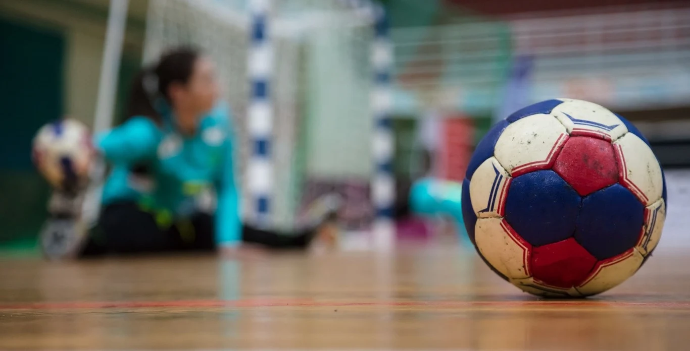 Piłka ręczna to dyscyplina, która od zawodniczek wymaga wielu umiejętności, w tym przede wszystkim szybkości oraz siły fizycznej.