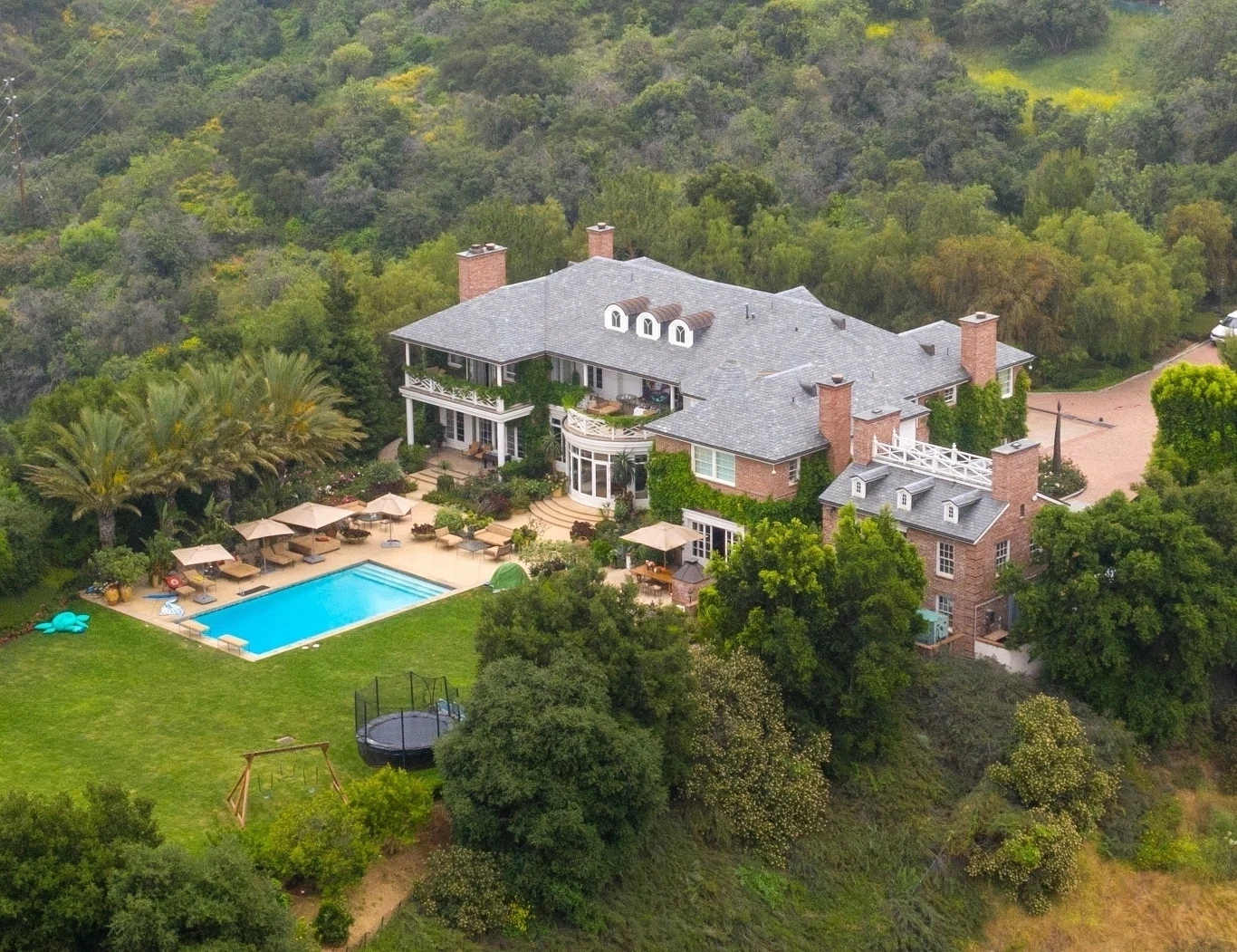 W posiadłości znajduje się sześć sypialni, dziewięć łazienek, siłownia i studio tańca, a także sporych rozmiarów tereny zielone i basen. 