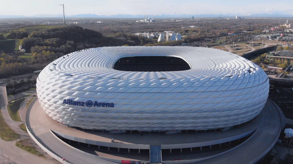 Podświetlona Allianz Arena jest widoczna ze szczytów austriackich gór! 