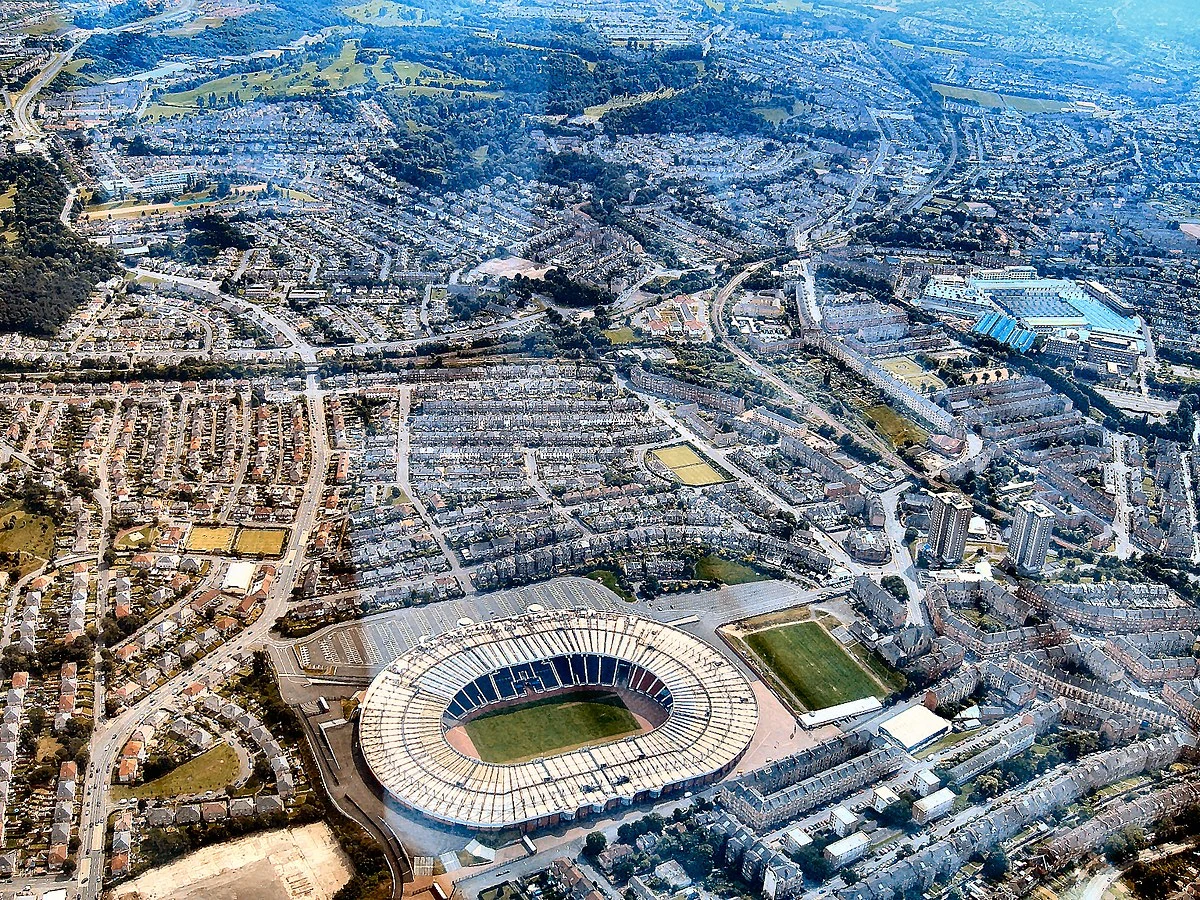 Aż do 1950 r., kiedy powstała brazylijska Maracana, Hampden Park był największym stadionem świata. Wciąż należy do niego europejski rekord frekwencji. W 1937 r. mecz Szkocja-Anglia na żywo oglądało tu aż 149 tys. kibiców! Wrzawę, którą rozgorzała wówczas na trybunach nazwano nawet „Hampden Roar” czyli „rykiem Hampden”. Natężenie dźwięku okrzyku kibiców po strzeleniu gola przez ich kochaną drużynę było równe temu, jakie generuje silnik odrzutowca! Aż do 1950 r., kiedy powstała brazylijska Maracana, Hampden Park był największym stadionem świata. Wciąż należy do niego europejski rekord frekwencji. W 1937 r. mecz Szkocja-Anglia na żywo oglądało tu aż 149 tys. kibiców! Wrzawę, którą rozgorzała wówczas na trybunach nazwano nawet „Hampden Roar” czyli „rykiem Hampden”. Natężenie dźwięku okrzyku kibiców po strzeleniu gola przez ich kochaną drużynę było równe temu, jakie generuje silnik odrzutowca!