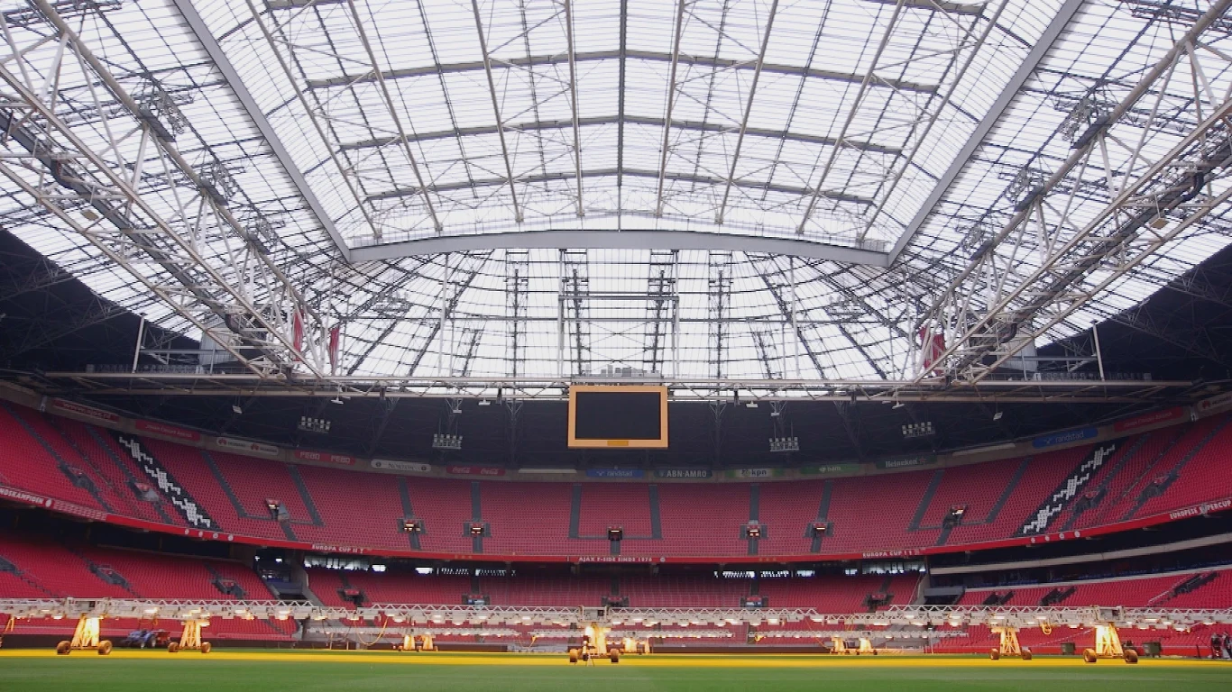 Holendrzy, którzy znani są z działań proekologicznych, szczycą się, że ich stadion narodowy pokryty jest 4200 panelami słonecznymi, które w pełni zasilają obiekt w prąd. Natomiast membrana rozwijanego dachu skonstruowana jest tak, by zbierać deszczówkę i wykorzystywać ją później do zraszania murawy. Holendrzy, którzy znani są z działań proekologicznych, szczycą się, że ich stadion narodowy pokryty jest 4200 panelami słonecznymi, które w pełni zasilają obiekt w prąd. Natomiast membrana rozwijanego dachu skonstruowana jest tak, by zbierać deszczówkę i wykorzystywać ją później do zraszania murawy.