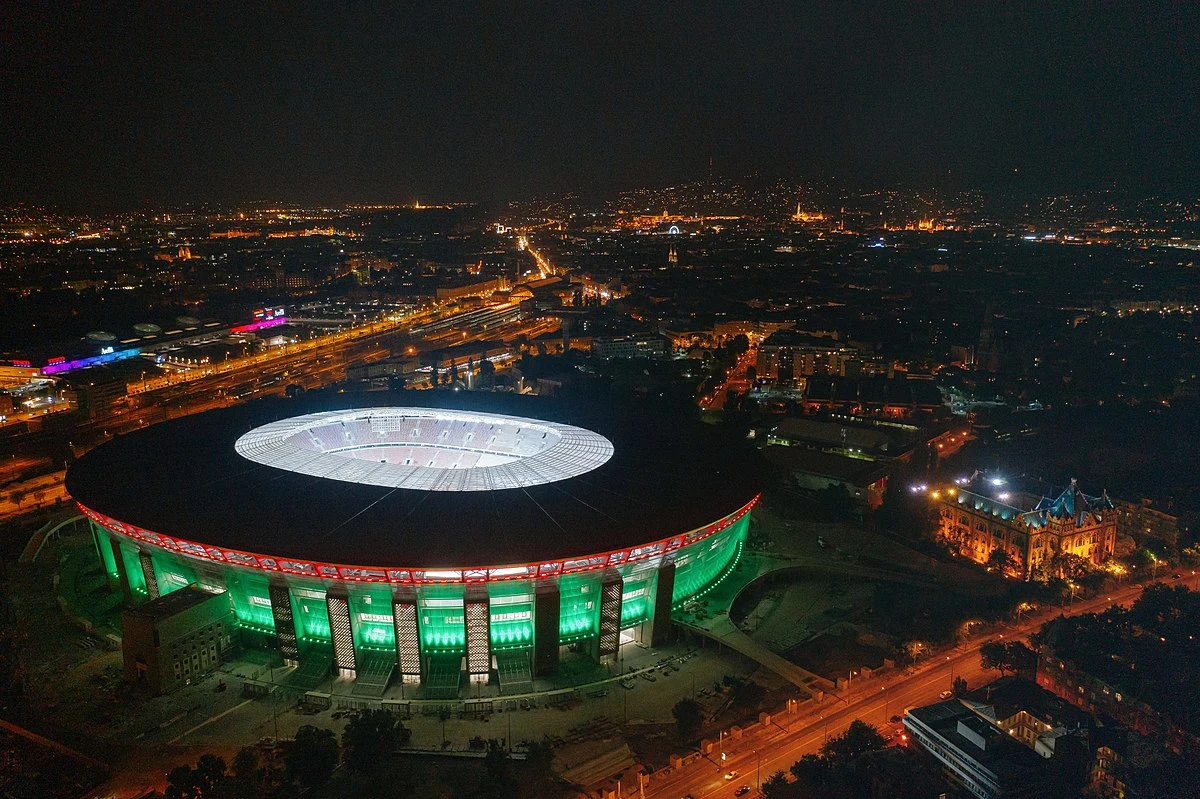Węgrom zależało, by przy budowanie nowego stadionu zachować jak najwięcej z legendarnego poprzednika, który na stałe wpisał się w historię narodowego sportu. Dlatego pozostały po rozbiórce pawilon przeznaczono na muzeum słynnego piłkarza Ferenca Puskasa. Natomiast resztę okazałego stadionu – czyli ponad 50 tys. m3 skruszonego betonu – użyto do budowy nowej Areny. Stadion z miejscami dla ponad 67 tys. widzów, jest też największy w Europie Środkowej. W serii „Megastadiony” po jeszcze więcej piłkarskich wrażeń udamy się również do Rzymu, Bukaresztu, Dublina i Kopenhagi, gdzie wzniesione z pomysłowością i rozmachem konstrukcje walczą o miano najważniejszych aren sportowych. Premierowe odcinki serii „Megastadiony” co czwartek, od 14 maja o godz. 21:00 na National Geographic. Węgrom zależało, by przy budowanie nowego stadionu zachować jak najwięcej z legendarnego poprzednika, który na stałe wpisał się w historię narodowego sportu. Dlatego pozostały po rozbiórce pawilon przeznaczono na muzeum słynnego piłkarza Ferenca Puskasa. Natomiast resztę okazałego stadionu – czyli ponad 50 tys. m3 skruszonego betonu – użyto do budowy nowej Areny. Stadion z miejscami dla ponad 67 tys. widzów, jest też największy w Europie Środkowej. W serii „Megastadiony” po jeszcze więcej piłkarskich wrażeń udamy się również do Rzymu, Bukaresztu, Dublina i Kopenhagi, gdzie wzniesione z pomysłowością i rozmachem konstrukcje walczą o miano najważniejszych aren sportowych. Premierowe odcinki serii „Megastadiony” co czwartek, od 14 maja o godz. 21:00 na National Geographic.