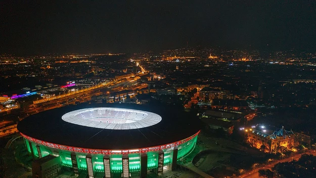 Węgrom zależało, by przy budowanie nowego stadionu zachować jak najwięcej z legendarnego poprzednika, który na stałe wpisał się w historię narodowego sportu. Dlatego pozostały po rozbiórce pawilon przeznaczono na muzeum słynnego piłkarza Ferenca Puskasa. Natomiast resztę okazałego stadionu – czyli ponad 50 tys. m3  skruszonego betonu – użyto do budowy nowej Areny. Stadion z miejscami dla ponad 67 tys. widzów, jest też największy w Europie Środkowej.

W serii „Megastadiony” po jeszcze więcej piłkarskich wrażeń udamy się również do Rzymu, Bukaresztu, Dublina i Kopenhagi, gdzie wzniesione z pomysłowością i rozmachem konstrukcje walczą o miano najważniejszych aren sportowych. Premierowe odcinki serii „Megastadiony” co czwartek, od 14 maja o godz. 21:00 na National Geographic.