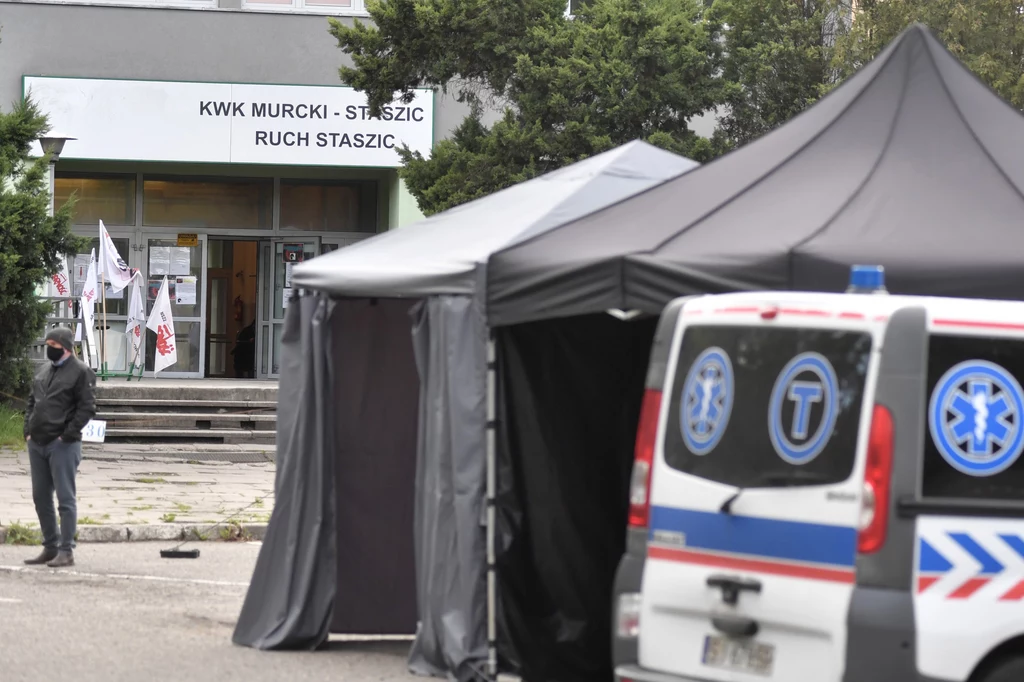 Testy przesiewowe górników na obecność koronawirusa przed kopalnią KWK Murcki-Staszic Testy przesiewowe górników na obecność koronawirusa przed kopalnią KWK Murcki-Staszic