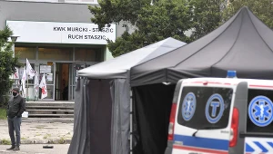 Testy przesiewowe górników na obecność koronawirusa przed kopalnią KWK Murcki-Staszic 