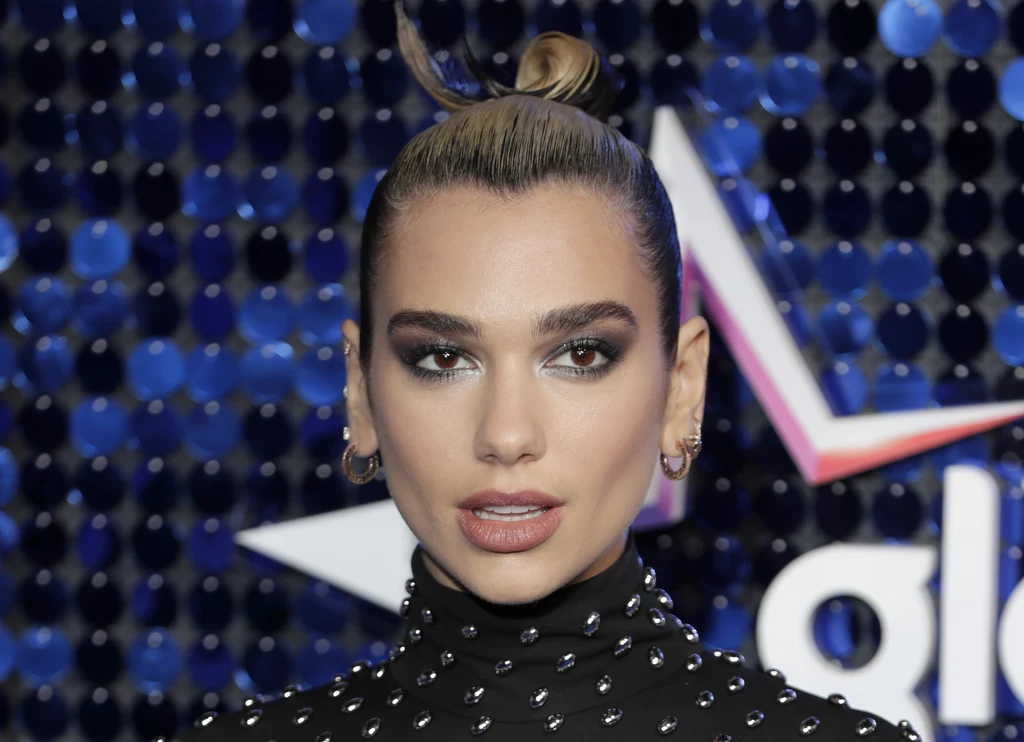 Dua Lipa zmieniła platynowe pasma na intensywną czerwień