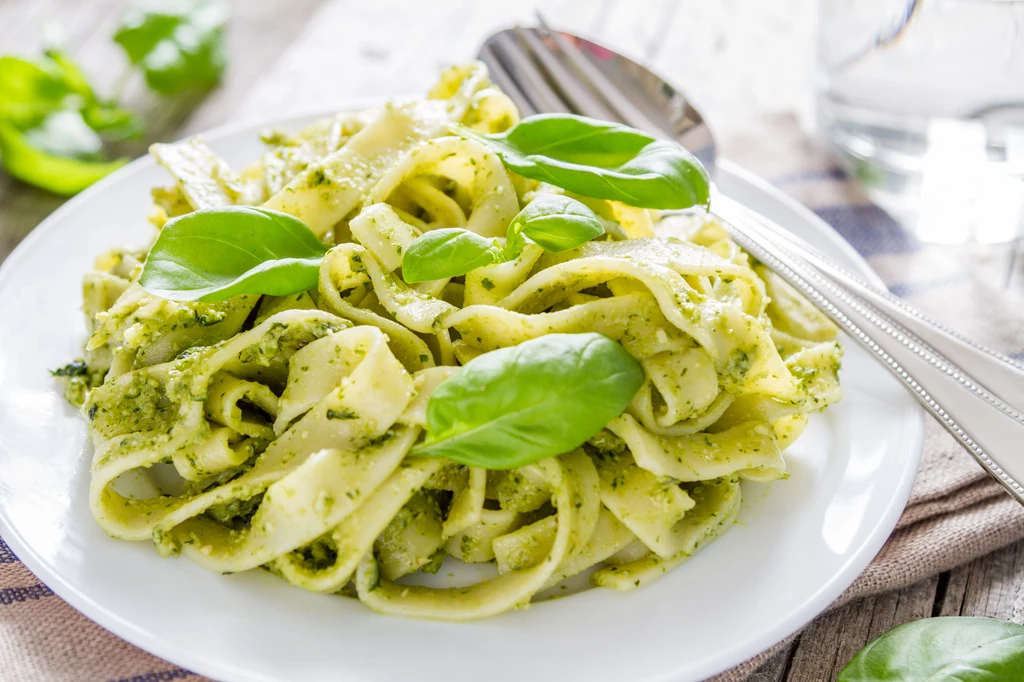 Jeśli masz ochotę na szybki obiad, wypróbuj przepis na wiosenne tagliatelle z domowym pesto