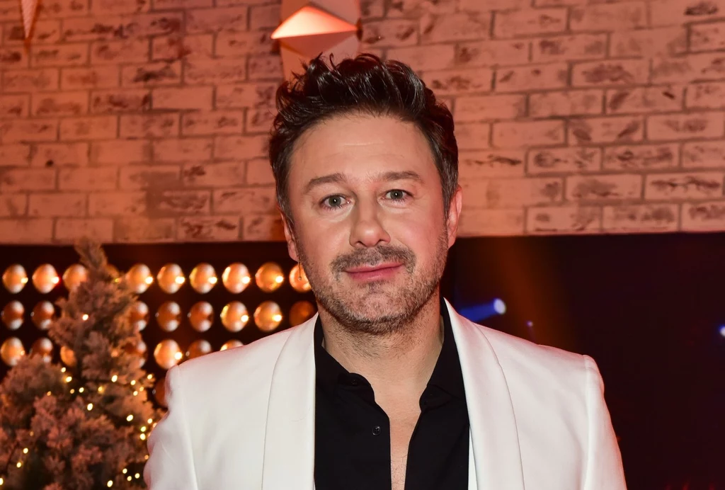 Andrzej Piaseczny to jedna z najbardziej tajemniczych postaci polskiego show-biznesu. Wokalista słynie ze swoich pięknych piosenek o miłości, jednak o jego życiu prywatnym wiadomo niewiele. Artysta często podkreśla, że nie chce się afiszować ze swoimi relacjami. 49-letni piosenkarz nie ma żony, ale nie wiadomo, czy aktualnie się z kimś spotyka. Na jego instagramowym profilu nie znajdziemy zdjęć z potencjalnymi partnerkami. Andrzej Piaseczny to jedna z najbardziej tajemniczych postaci polskiego show-biznesu. Wokalista słynie ze swoich pięknych piosenek o miłości, jednak o jego życiu prywatnym wiadomo niewiele. Artysta często podkreśla, że nie chce się afiszować ze swoimi relacjami. 49-letni piosenkarz nie ma żony, ale nie wiadomo, czy aktualnie się z kimś spotyka. Na jego instagramowym profilu nie znajdziemy zdjęć z potencjalnymi partnerkami.