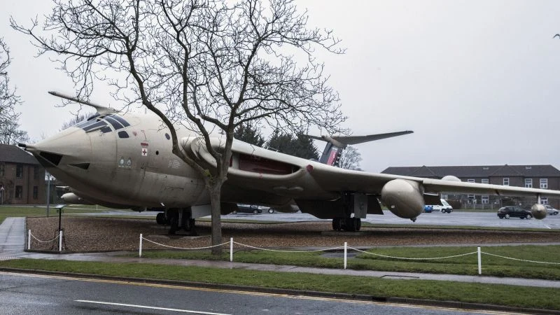 Handley Page Victor stoi jako pomnik na terenie bazy lotniczej Marham w Norfolk