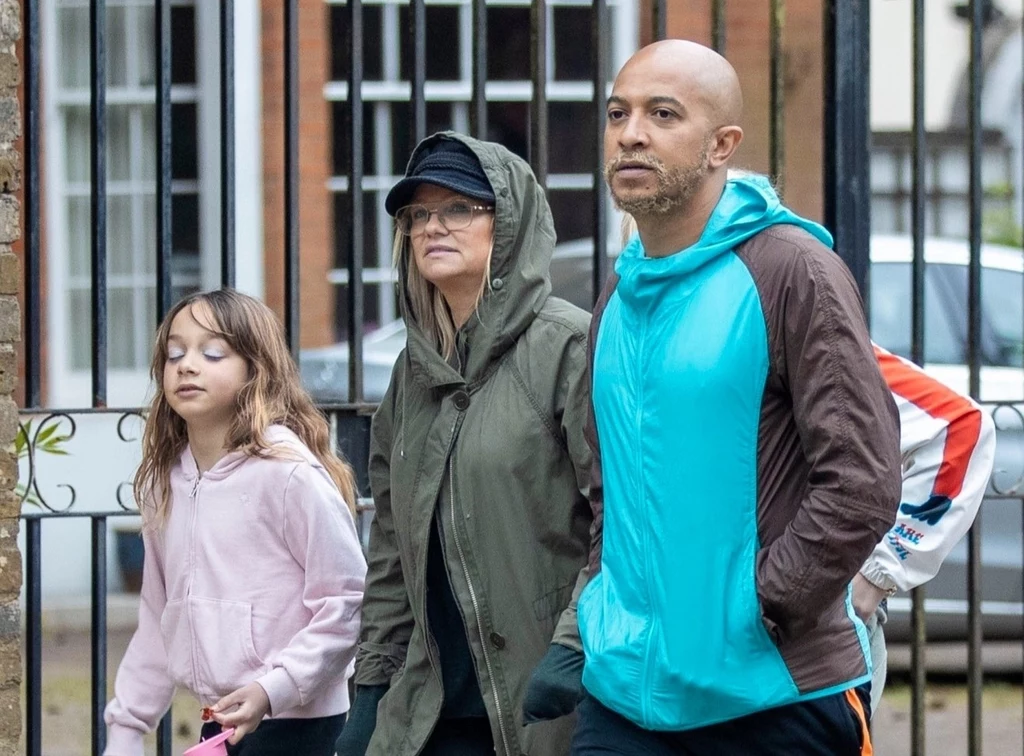Z trudem można było w niej rozpoznać piękność ze "Spice girls", jednak jak wiadomo obecny czas nie służy temu, by się stroić. Trzeba przyznać, że Emma Bunton wie, jak się zamaskować. Z trudem można było w niej rozpoznać piękność ze "Spice girls", jednak jak wiadomo obecny czas nie służy temu, by się stroić. Trzeba przyznać, że Emma Bunton wie, jak się zamaskować.