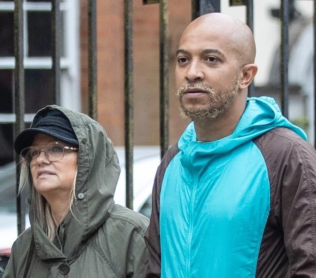 Chociaż na czerwonym dywanie i podczas branżowym imprez Emma Bunton prezentuje się fenomenalnie, na co dzień nie stroi się aż tak. Niedawno fotoreporterzy przyłapali ją na spacerze z mężem i dziećmi. Chociaż na czerwonym dywanie i podczas branżowym imprez Emma Bunton prezentuje się fenomenalnie, na co dzień nie stroi się aż tak. Niedawno fotoreporterzy przyłapali ją na spacerze z mężem i dziećmi.