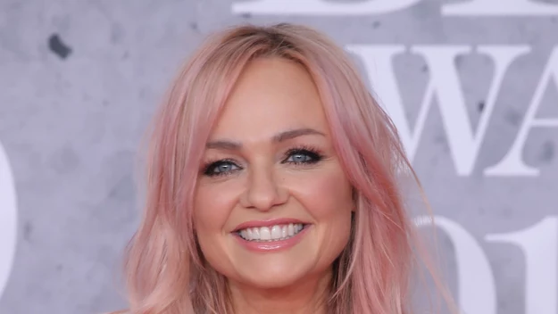 Emma Bunton ma obecnie 44 lata, ale nadal wygląda fantastycznie. Chociaż przez lata próbowała swoich sił jako solistka, znana jest przede wszystkim jako członkini grupy Spice Girls. 

Urocza blondynka była znana pod pseudonimem "Baby Spice", ponieważ jej wizerunek był dość dziecinny. W dawnych stylizacjach artystki dominowały pastelowe kolory, a włosy wiązała w charakterystyczne dwie kitki. 