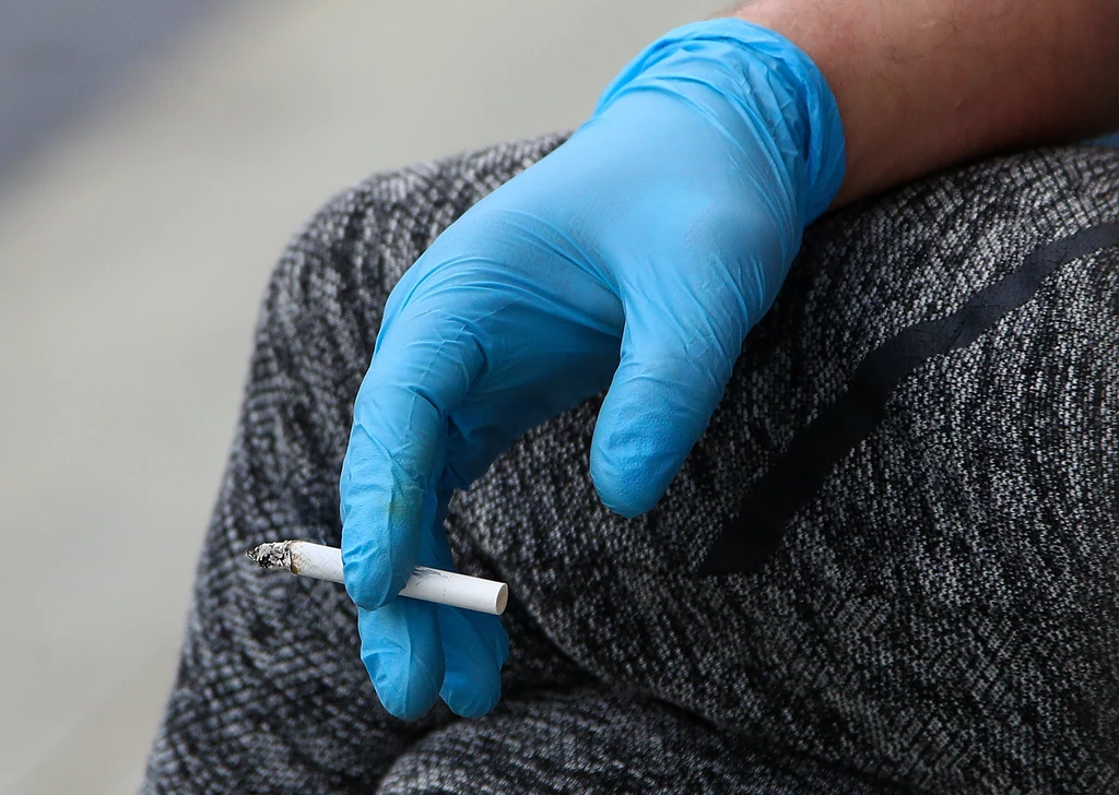 Francuscy lekarze: Nikotyna i lek psychotropowy mogą chronić przed COVID-19