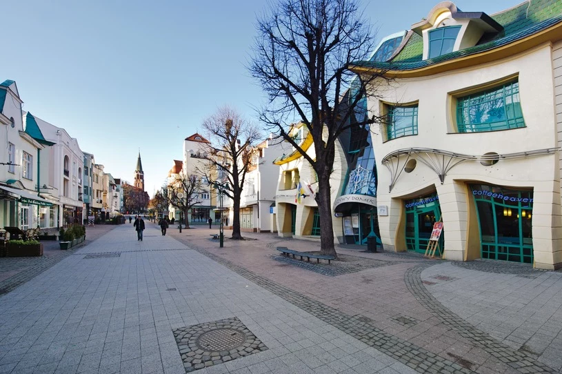 Budynek stoi przy ulicy Bohaterów Monte Cassino. Zanim powstał, zapytano o zdanie mieszkańców, którzy wyrazili zgodę na budowę obiektu. Wzniesiono go według projektu Szczepana Szotyńskiego oraz Leszka Zaleskiego. Ponoć niebanalna forma budynku stanowi nawiązanie do twórczości artysty, Antonio Gaudiego. Budynek stoi przy ulicy Bohaterów Monte Cassino. Zanim powstał, zapytano o zdanie mieszkańców, którzy wyrazili zgodę na budowę obiektu. Wzniesiono go według projektu Szczepana Szotyńskiego oraz Leszka Zaleskiego. Ponoć niebanalna forma budynku stanowi nawiązanie do twórczości artysty, Antonio Gaudiego.