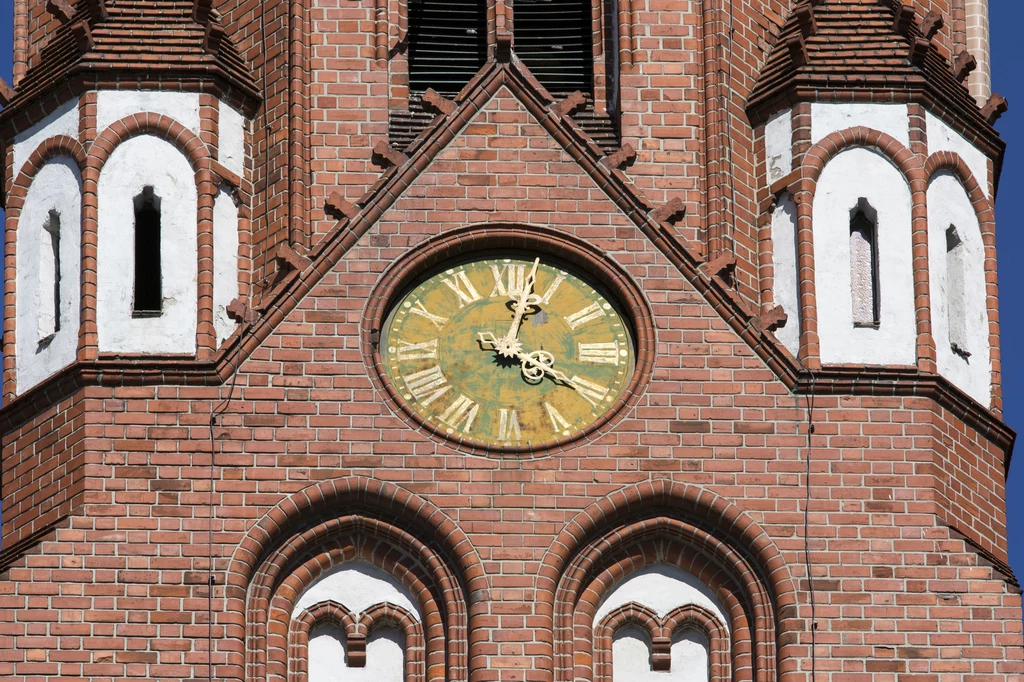 Wśród okolicznych atrakcji znajduje się też neogotycki kościół świętego Jerzego. Budynek został wzniesiony w 1901 roku. Podczas spaceru po Sopocie warto się przy nim zatrzymać, by podziwiać jego majestatyczny wygląd. Wśród okolicznych atrakcji znajduje się też neogotycki kościół świętego Jerzego. Budynek został wzniesiony w 1901 roku. Podczas spaceru po Sopocie warto się przy nim zatrzymać, by podziwiać jego majestatyczny wygląd.