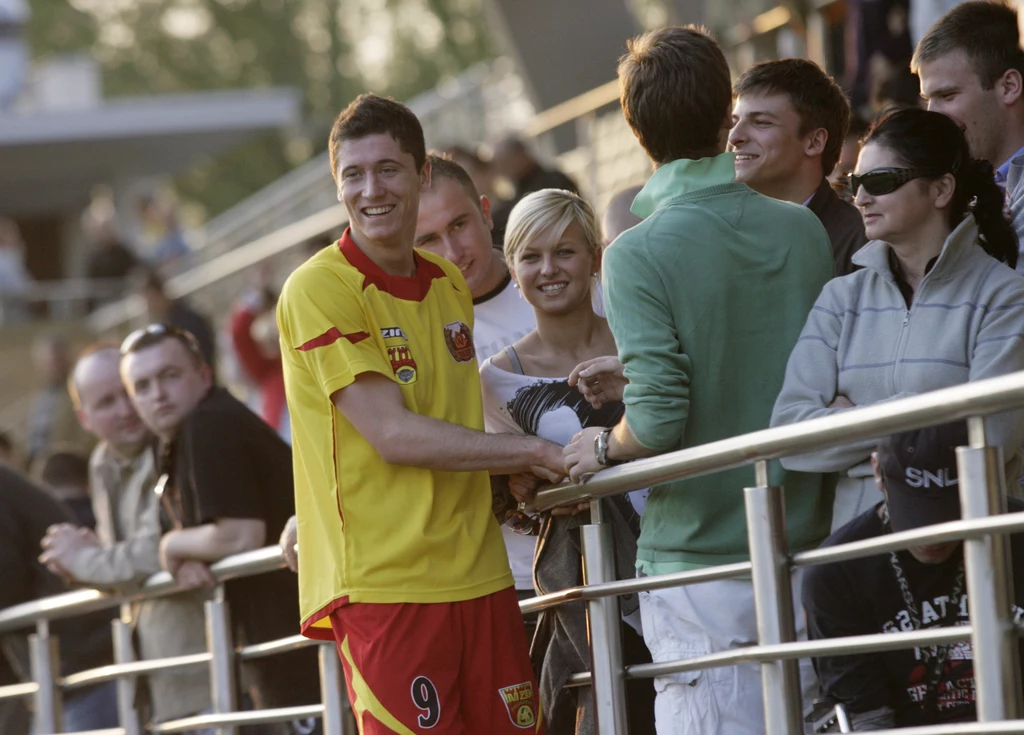 Pruszkow, 26.04.2008. 27. kolejka II Ligi Pilki Noznej. Mecz Znicz Pruszkow (zolte koszulki) - Wisla Plock (niebieskie koszulki); N/z Robert Lewandowski.