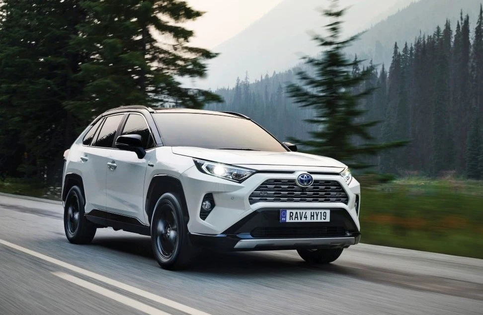 Piąta generacja RAV4 została zaprezentowana w 2018 roku i wprowadzona na europejski rynek na początku 2019 roku. Był to pierwszy SUV zbudowany na nowej platformie TNGA. Samochód otrzymał także napęd hybrydowy czwartej generacji, również opracowany według zasad TNGA. Układ hybrydowy Dynamic Force oparty na nowym silniku 2,5 l jest jeszcze mocniejszy i oszczędniejszy, a przy tym jeszcze bardziej dynamiczny i zrywny niż hybrydowy RAV4 poprzedniej generacji. Moc RAV4 Hybrid wynosi 218 KM w wersji 4x2 i 222 KM w odmianie AWD-i. Auto w mocniejszej z tych opcji rozpędza się do setki w 8,1 s i spala średnio od 5,6–5,9 l/100 km. Samochód mieści w bagażniku 580 l, a po złożeniu tylnej kanapy 1690 l. Może przy tym ciągnąć przyczepę do 1650 kg. W drugiej połowie 2020 roku gama modelowa RAV4 piątej generacji zostanie poszerzona o kolejną nowość – napęd hybrydowy plug-in. Będzie to najmocniejsza jak do tej pory wersja RAV4 – moc 306 KM pozwoli przyspieszyć do setki w około 6 sekund, a jednocześnie auto będzie mogło przez kilkadziesiąt kilometrów poruszać się wyłącznie na silniku elektrycznym z prędkością do 135 km/h. Po wyłączeniu trybu EV kierowca będzie miał do dyspozycji pełny napęd hybrydowy, który jest w stanie korzystać z samego silnika elektrycznego przez około połowę czasu jazdy w mieście i zapewnia bardzo niskie zużycie paliwa. 