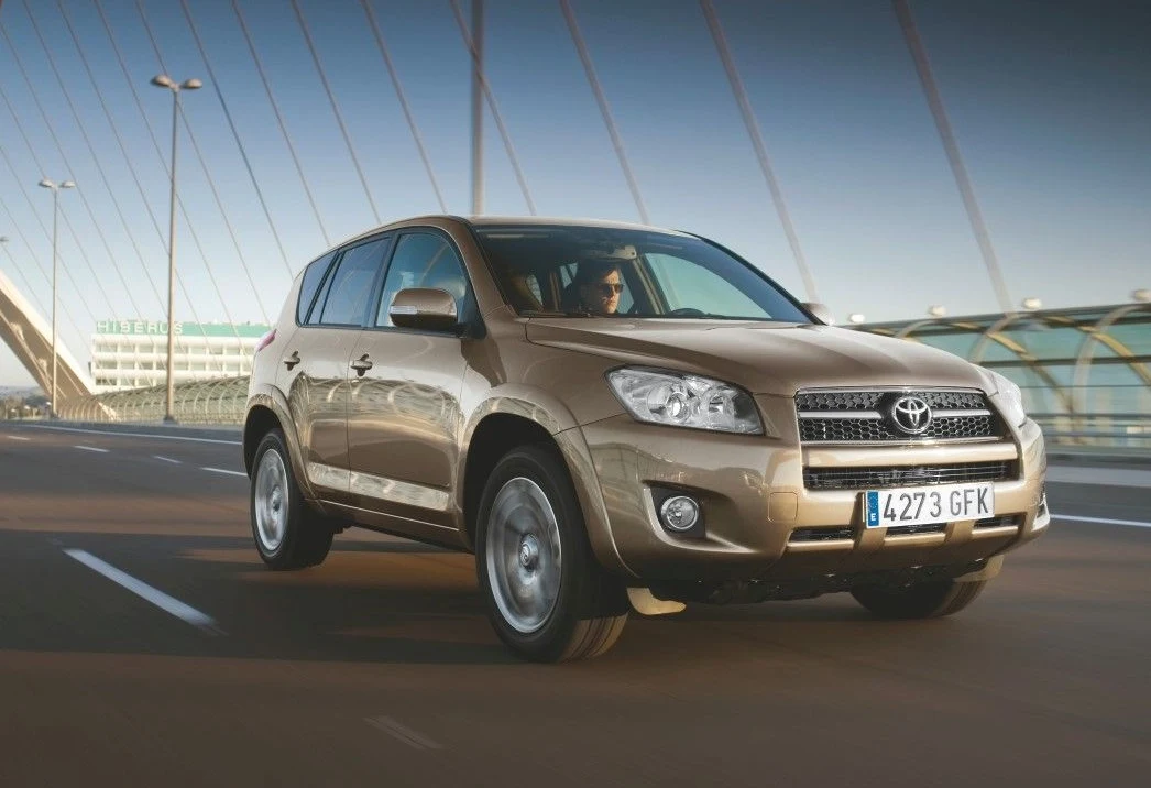 RAV4 ponownie otrzymało całkowicie nową platformę trzeciej generacji, która pojawiła się na rynku w 2006 roku. Zrezygnowano z trzydrzwiowego nadwozia, a wersja pięciodrzwiowa urosła o 19 cm dłuży, natomiast na rynki USA i Rosji była produkowana wersja z wydłużonym rozstawem osi. Gamę silnikową rozszerzono o jednostki benzynowe 2.0, 2.4, 2.5 i 3.5 (V6) oraz nowego diesla o pojemności 2,2-litra. Ten model zadebiutował również z nowym systemem napędu na wszystkie koła ze sterowanym elektronicznie sprzęgłem, które działało automatycznie, zależnie od prędkości pojazdu, otwarcia przepustnicy, kąta skrętu i siły przeciążeń. Prowadzenie i możliwości RAV4 zostały dodatkowo zwiększone dzięki zastosowaniu po raz pierwszy asystentów kontroli zjazdu i ruszania pod górę, czyli Downhill Assist Control i Hill-start Assist Control.