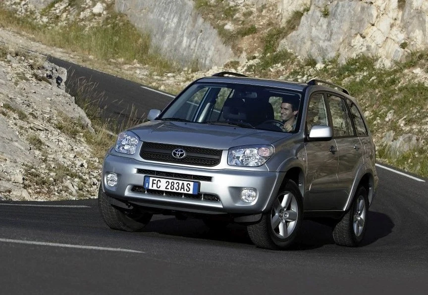 U progu nowego tysiąclecia zaprezentowano drugą generację RAV4, opracowaną na podstawie doświadczeń zdobytych przez Toyotę podczas tworzenia pierwszej generacji modelu. Zbudowane na nowej platformie wersje trzy- i pięciodrzwiowa były nieco dłuższe – odpowiednio o 5,5 i 4 cm. Oferowano dwa silniki benzynowe: o pojemności 1,8 litra i mocy 123 KM oraz 2,0-litrowy o mocy 150 KM. W układzie stałego napędu na wszystkie koła zastosowano centralny mechanizm różnicowy o ograniczonym poślizgu, a opcjonalnie klienci mogli wybrać tylny mechanizm różnicowy Torsen. W 2001 roku po raz pierwszy w RAV4 zaoferowano silnik Diesla, 2,0-litrową jednostkę z bezpośrednim wtryskiem D-4D o mocy 116 KM.