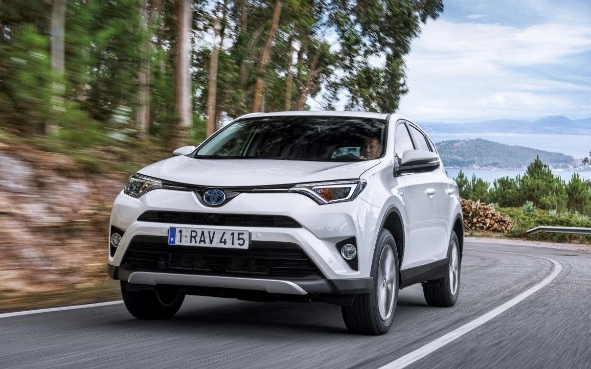 Wraz z RAV4 czwartej generacji, wprowadzonym w 2013 roku, Toyota przyjęła dla swojego modelu standardowy rozstaw osi na wszystkich światowych rynkach, a długość pojazdu ponownie wzrosła – aż o 23,5 cm. Tym samym samochód awansował do klasy średniej. Gama jednostek napędowych obejmowała silniki benzynowe o pojemności 2,0 i 2,5-litra oraz silniki wysokoprężne 2,0 i 2,2 litra. Zastosowano bardziej zaawansowaną technologię AWD z nowym systemem dynamicznej kontroli momentu obrotowego oraz dwiema nowymi, dodatkowymi funkcjami: kontroli pokonywania zakrętów i sportowym trybem jazdy. W 2016 roku Toyota RAV4 czwartej generacji przeszła najbardziej radykalną zmianę – wraz z face liftingiem zadebiutowała wersja hybrydowa o mocy 197 KM. Zapewnia ona płynne przyspieszanie od 0-100 km w 8,3 sekundy, a jednocześnie zużycie paliwa na poziomie 4,9 l/100 km. 